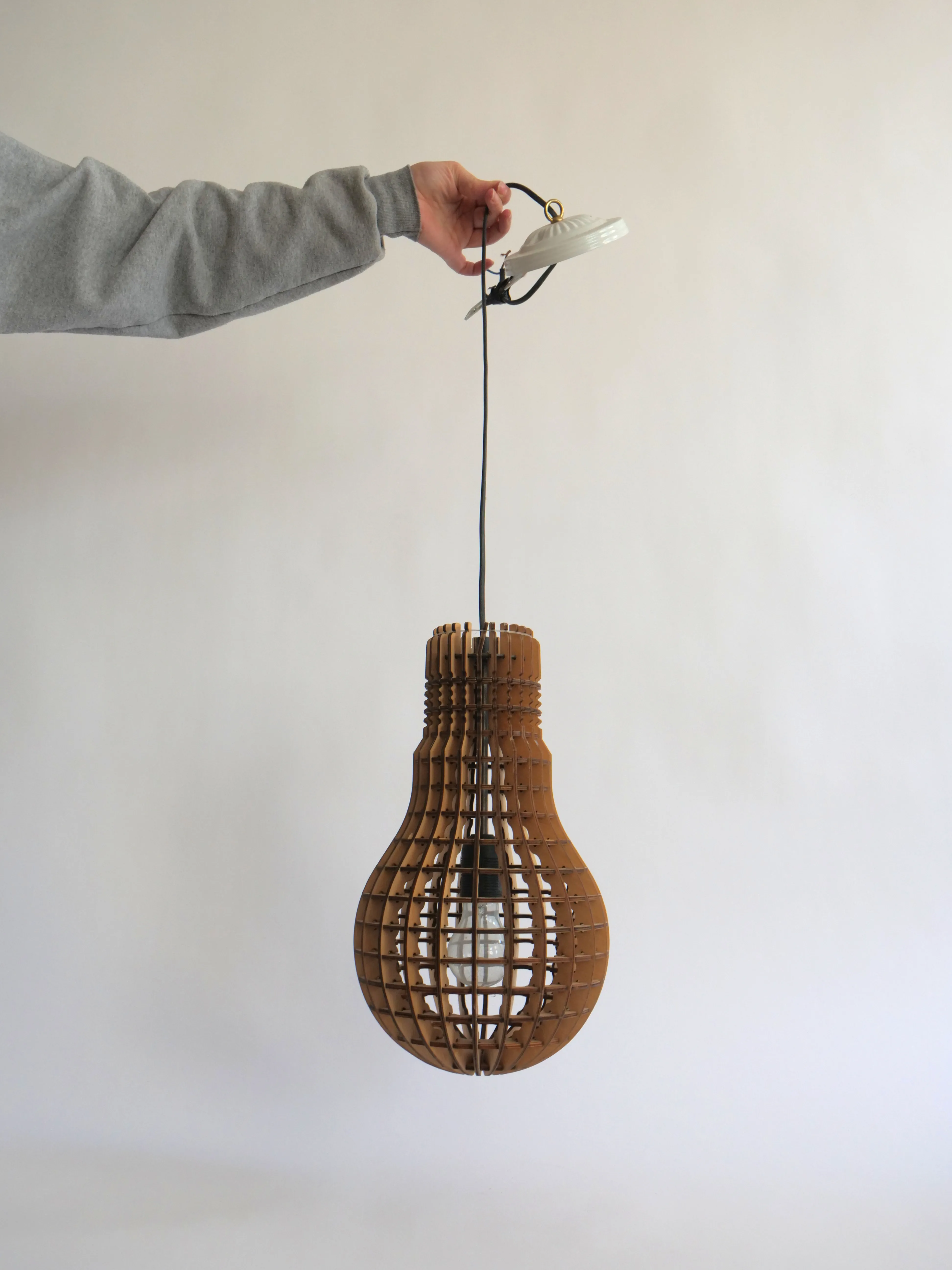 Luminaire en forme d'ampoule en bois