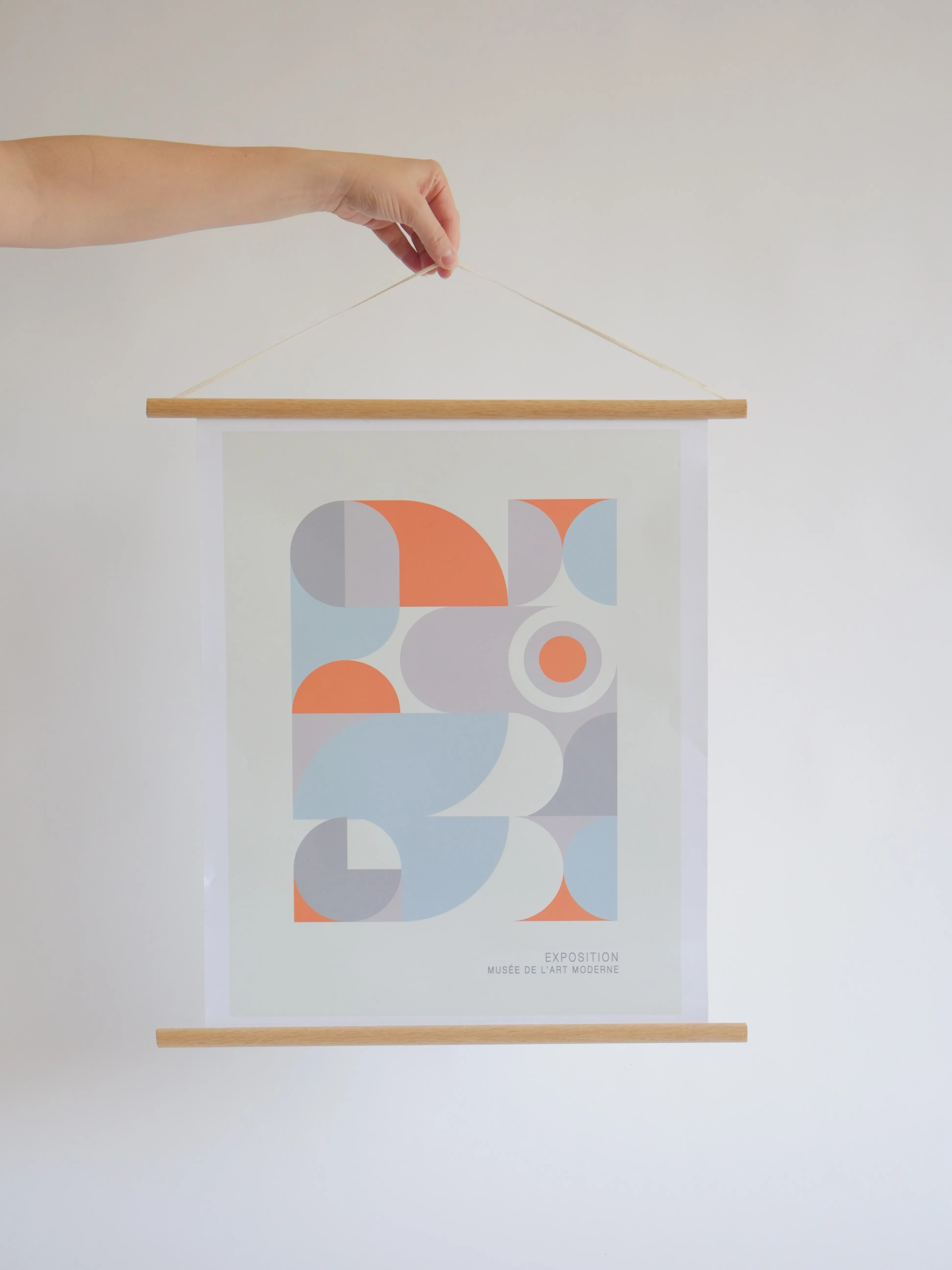 Exposition Moderne | Affiche encadrée sur liteaux