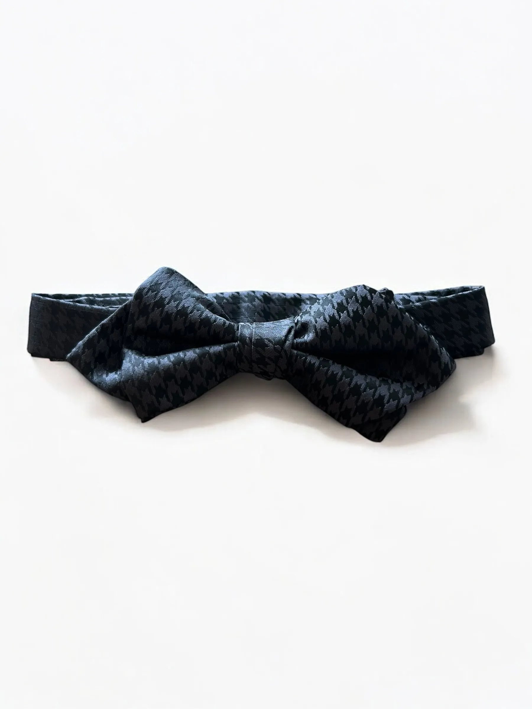 Gray houndstooth bow tie
