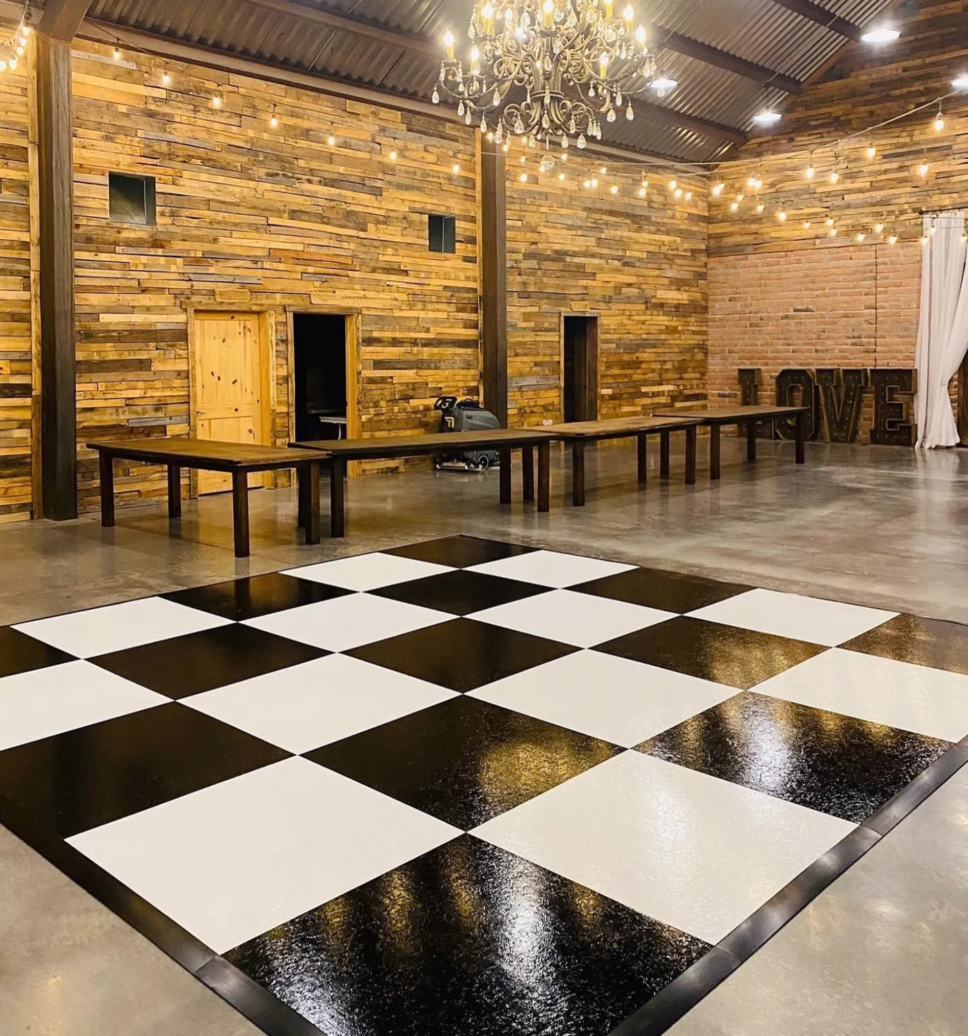 Black and White Dance Floor 16 x 16 (delivery & set up not included)
