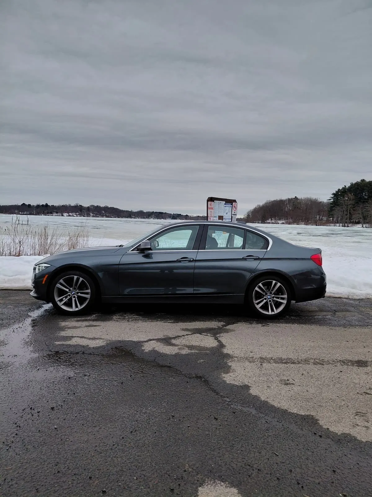 BMW 330XI (Dark Gray)