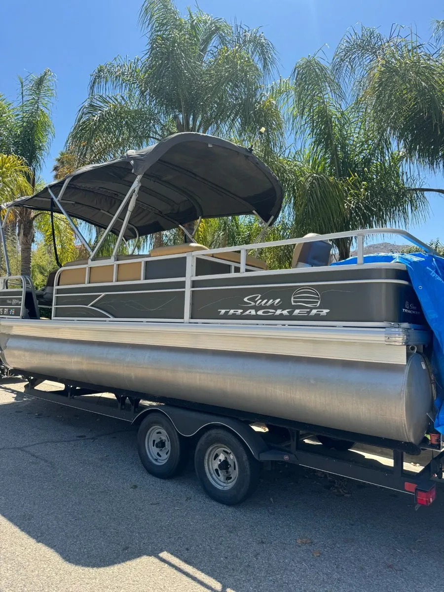 2020 Sun Seeker 24 Foot 12 Capacity