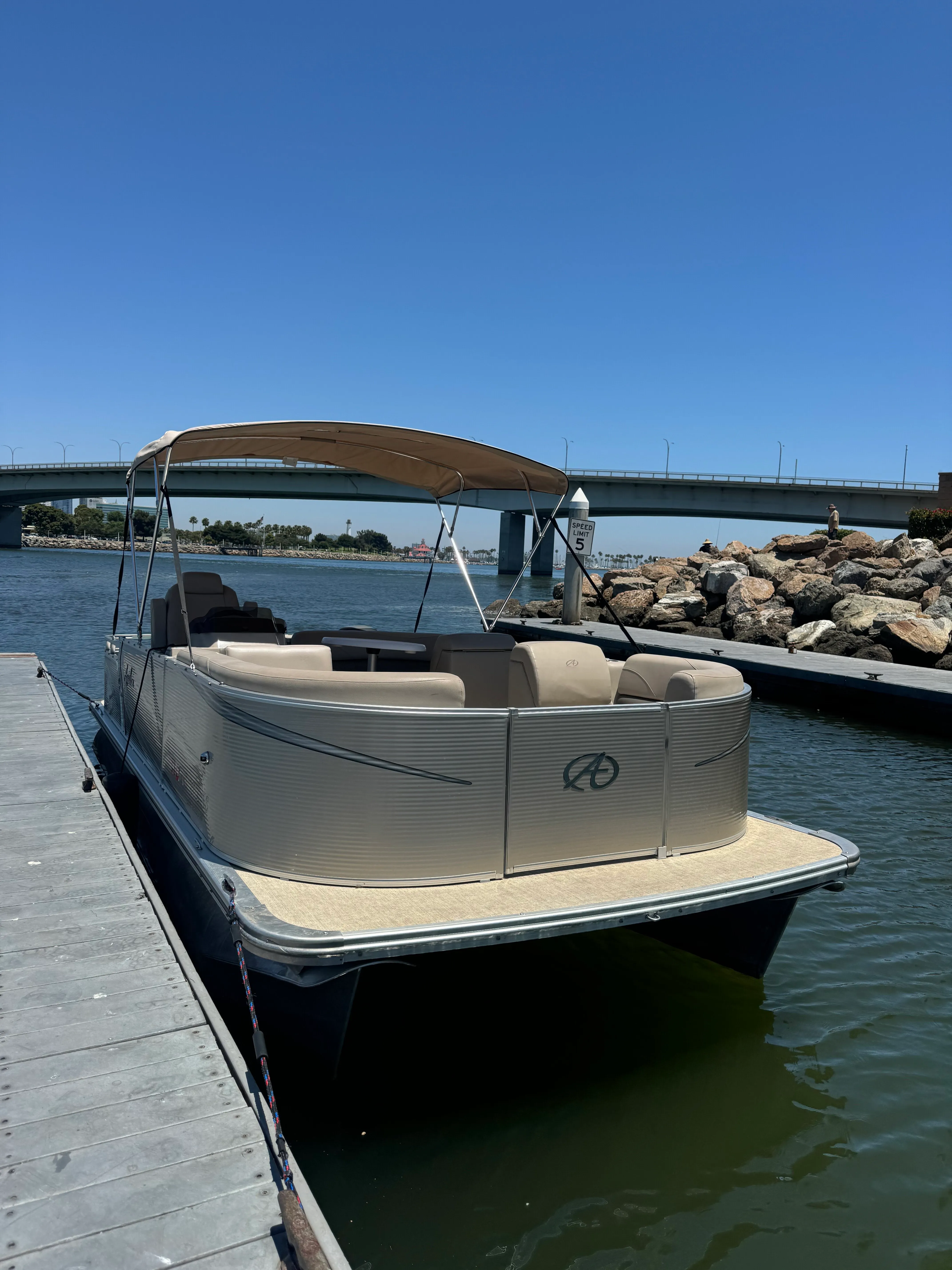 2022 23FT LUXURY PONTOON