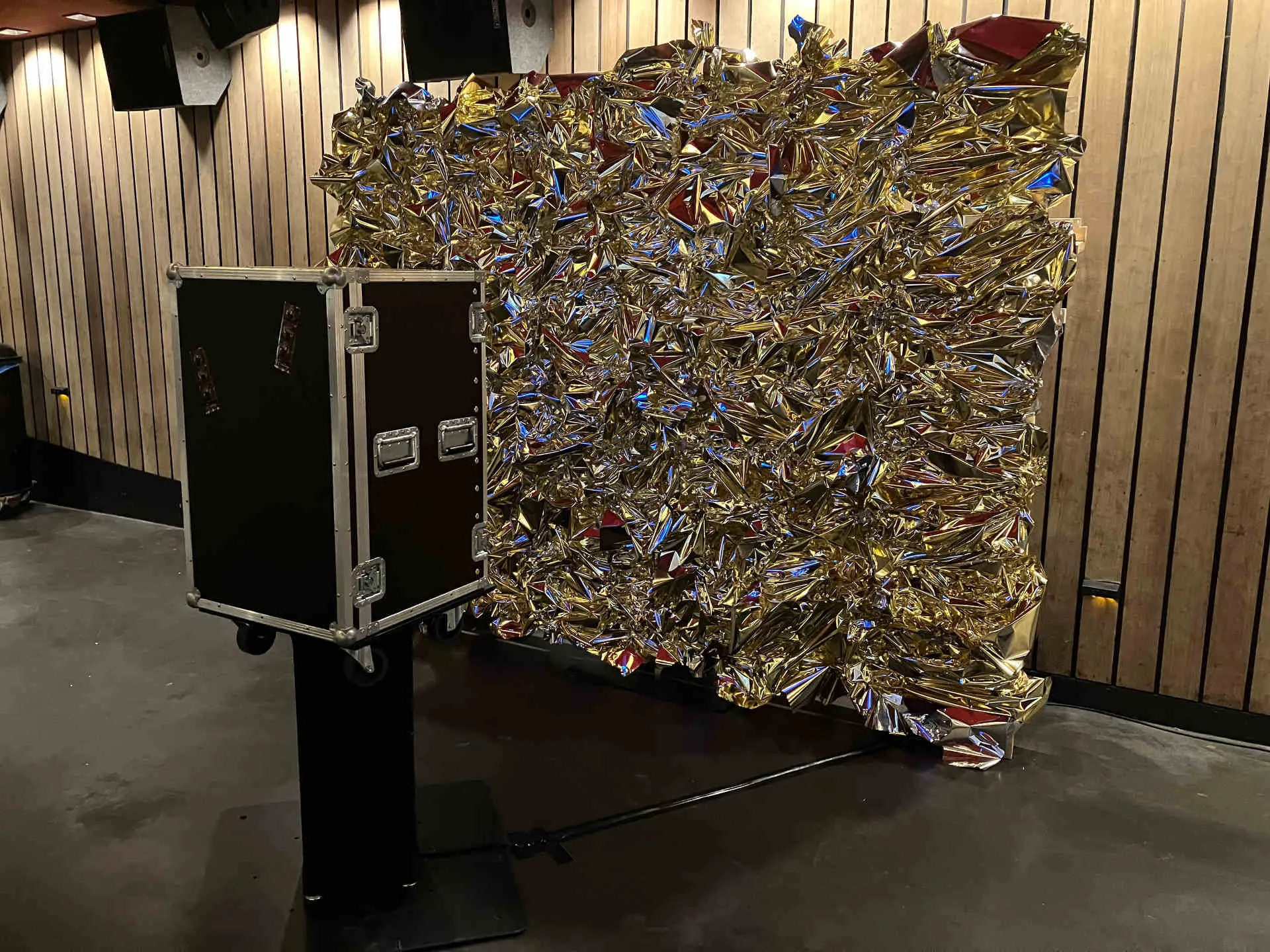 een photobooth met luxe gouden metallic achtergrond