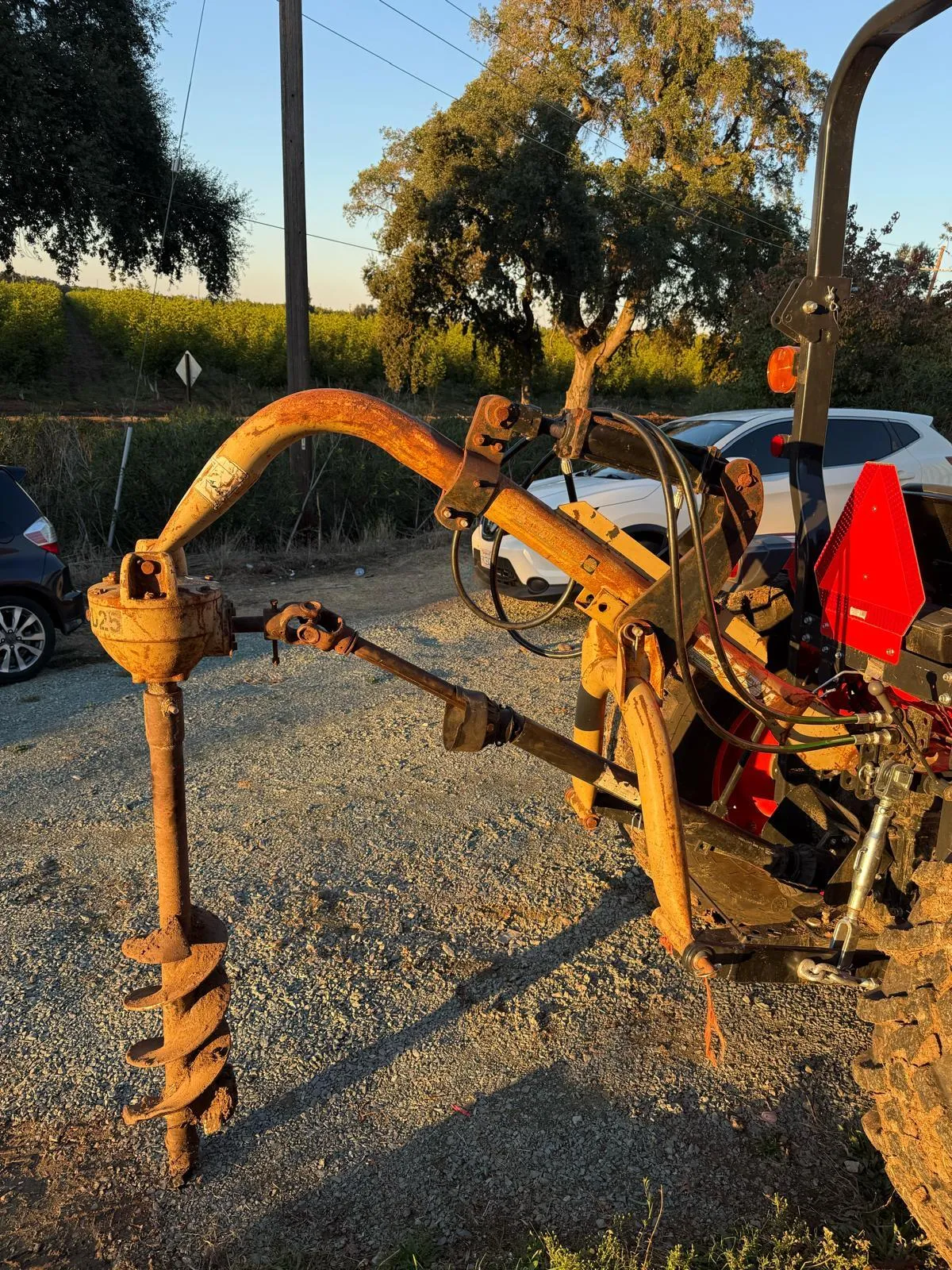 Three point auger attachment with hydraulic assist 
