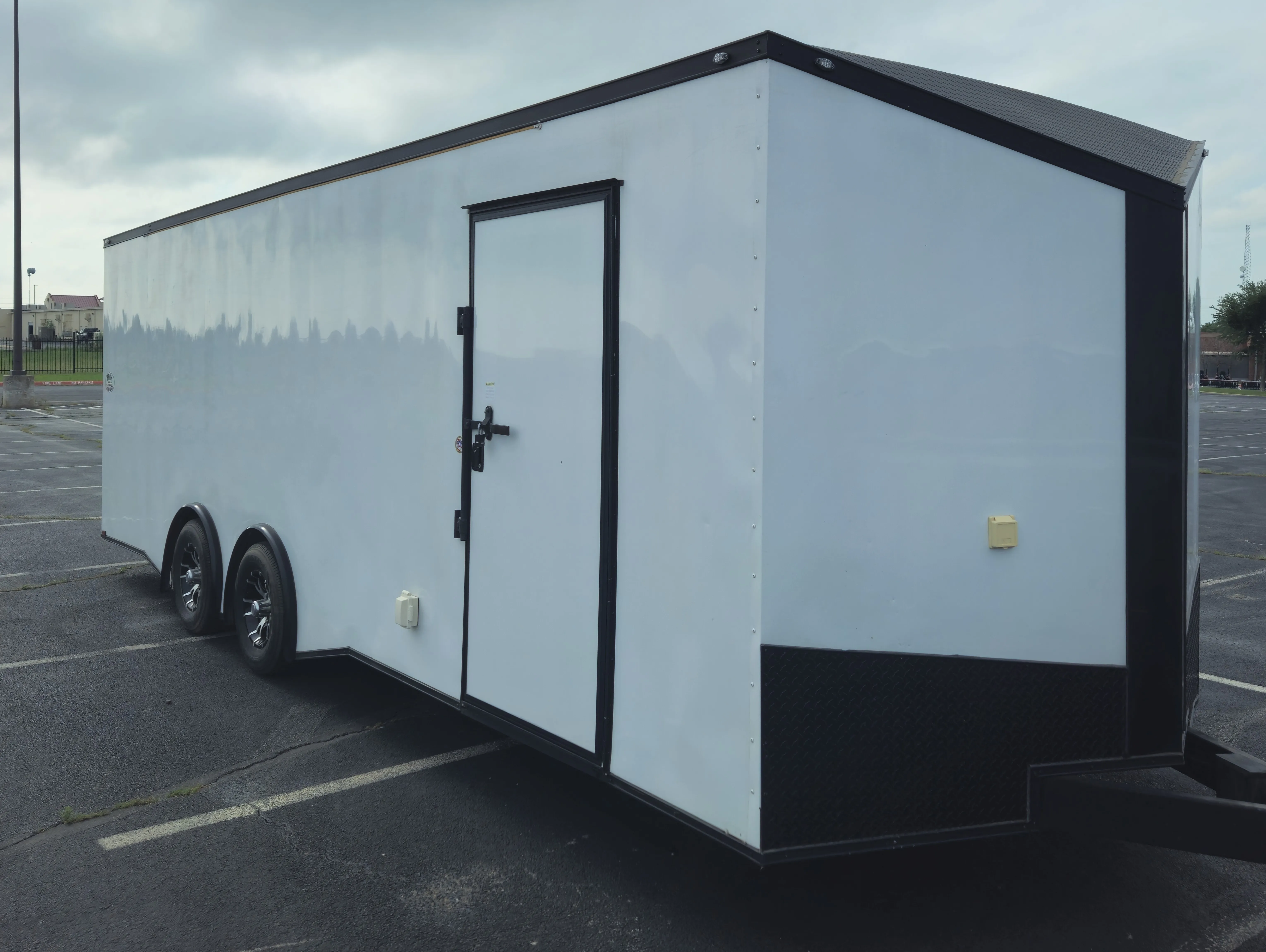 2019 24' X 8.5' ENCLOSED TRAILER