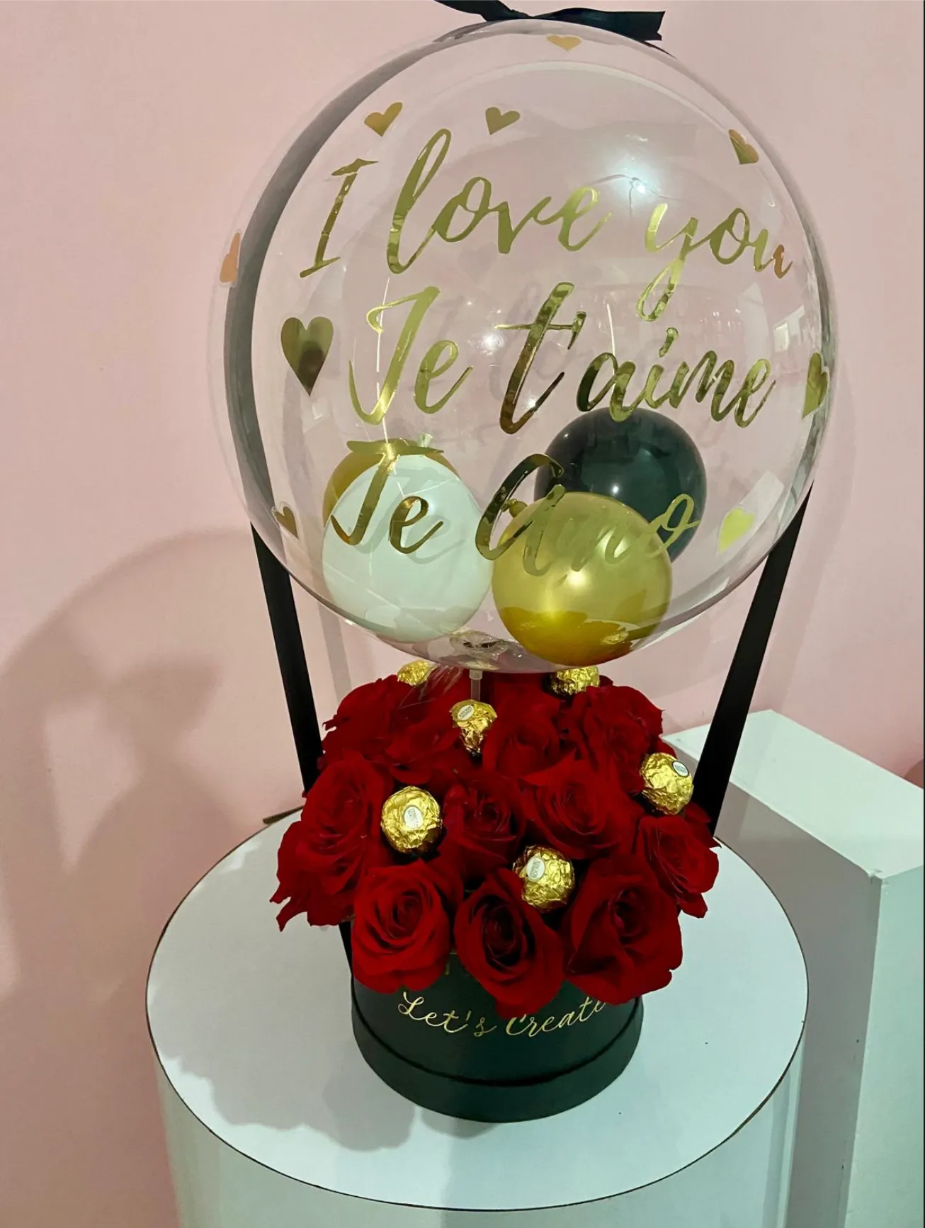 Arreglo de globo burbuja con flores