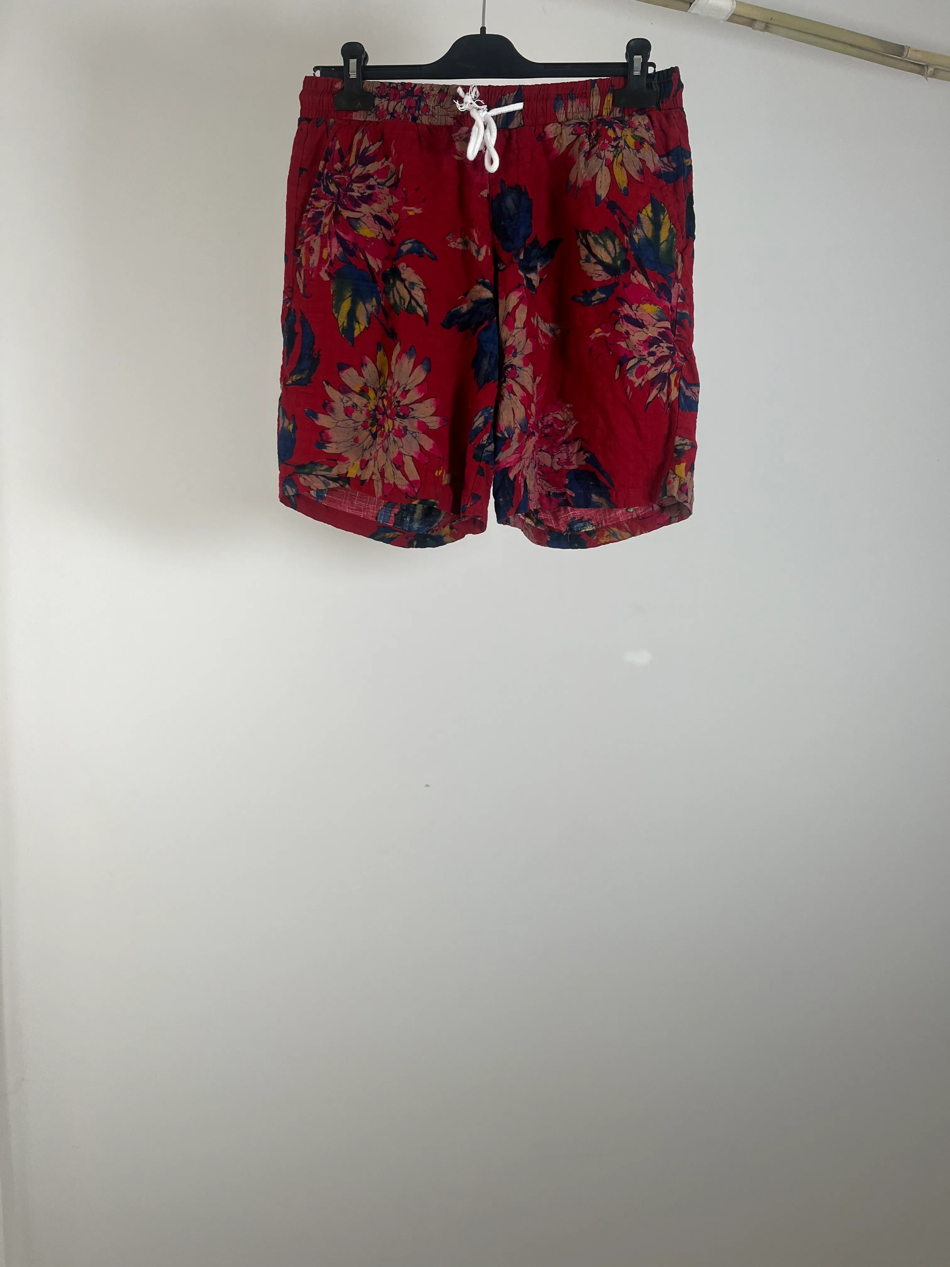 Mens Red Light Floral Shorts - M