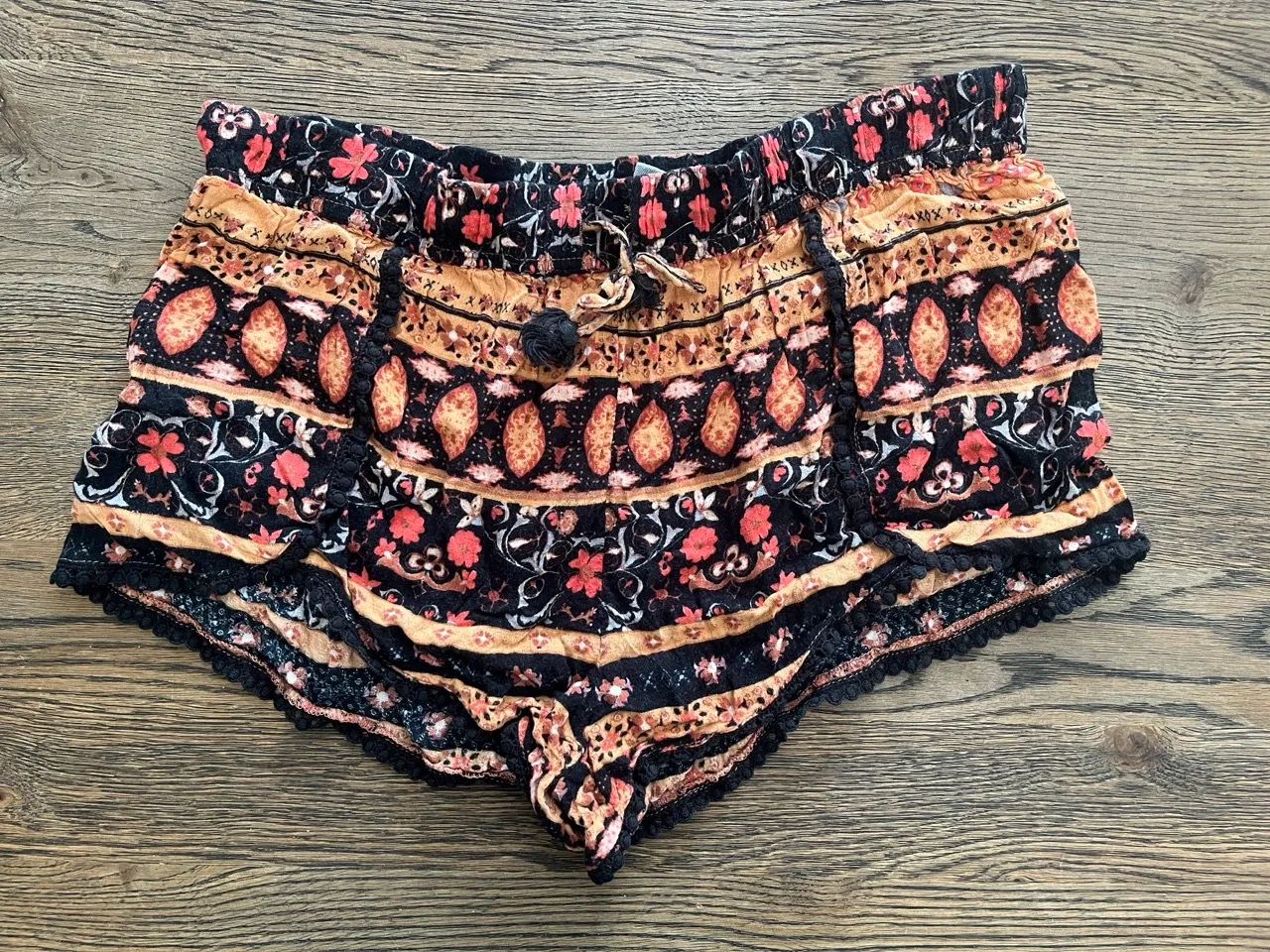 Womens Black and Orange Stretch Shorts - M