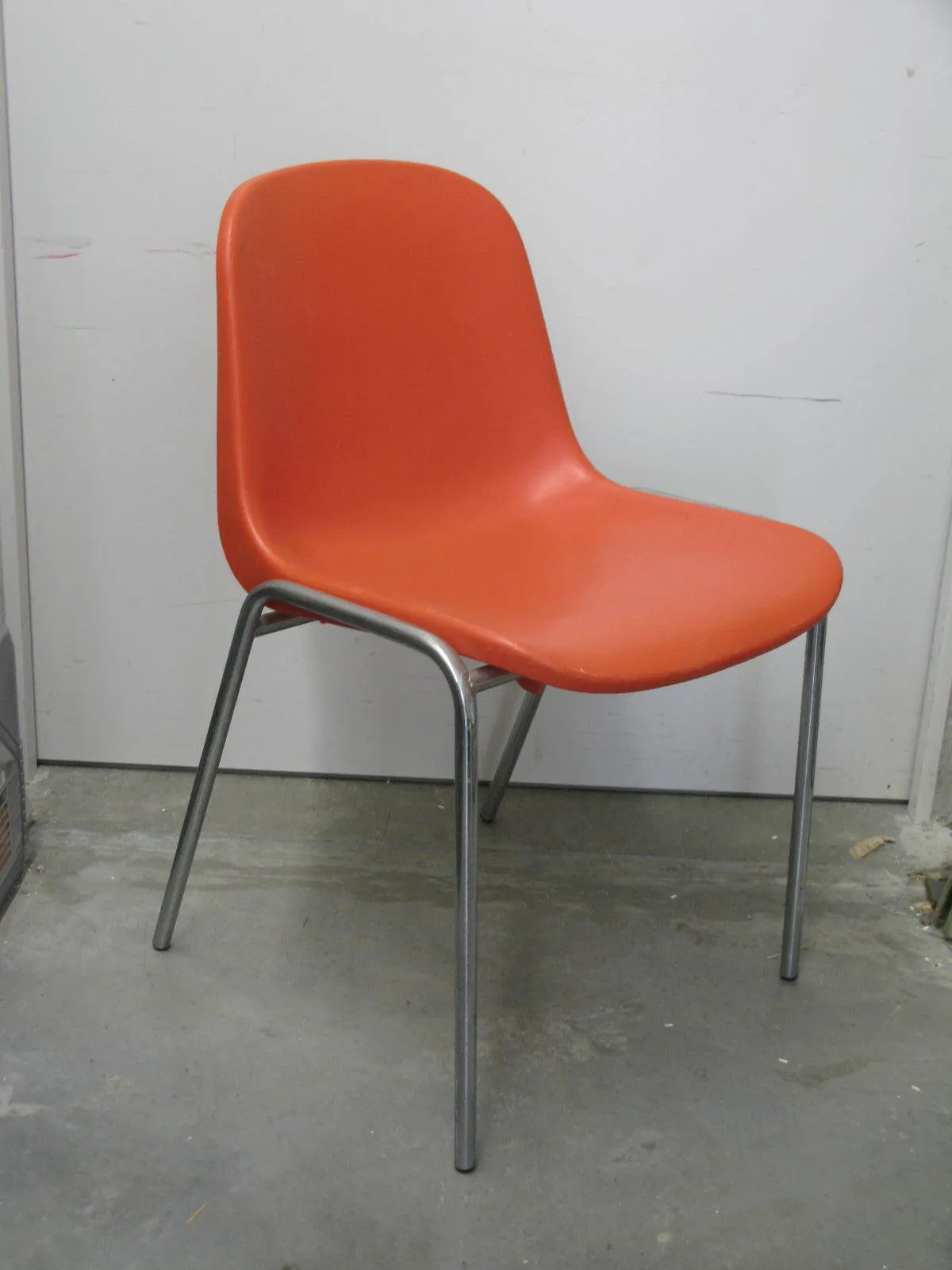 Stuhl Stapelstuhl orange Modell Europa Helmut Starke
