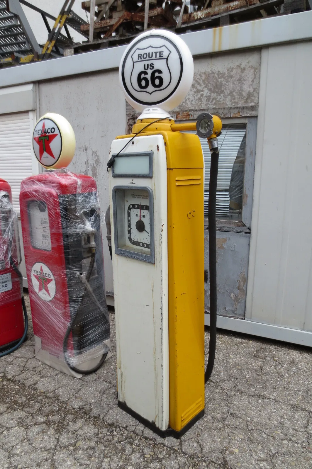 Zapfsäule, gelb weiß