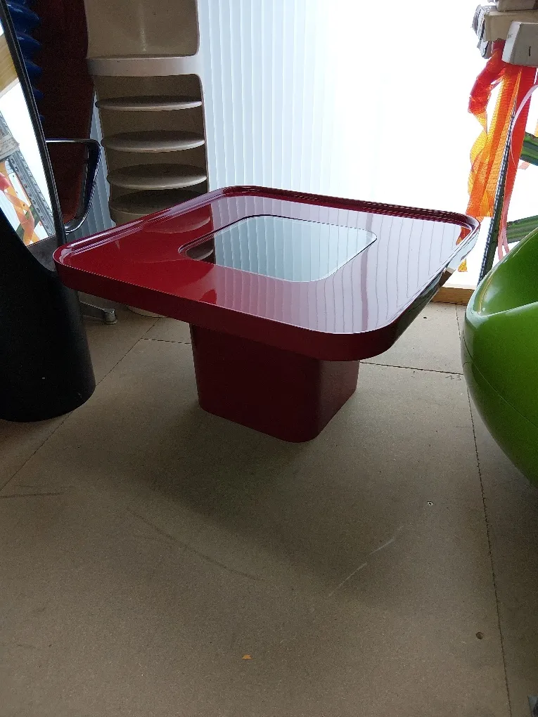 Couchtisch Ghyczy rot mit Vitrine 