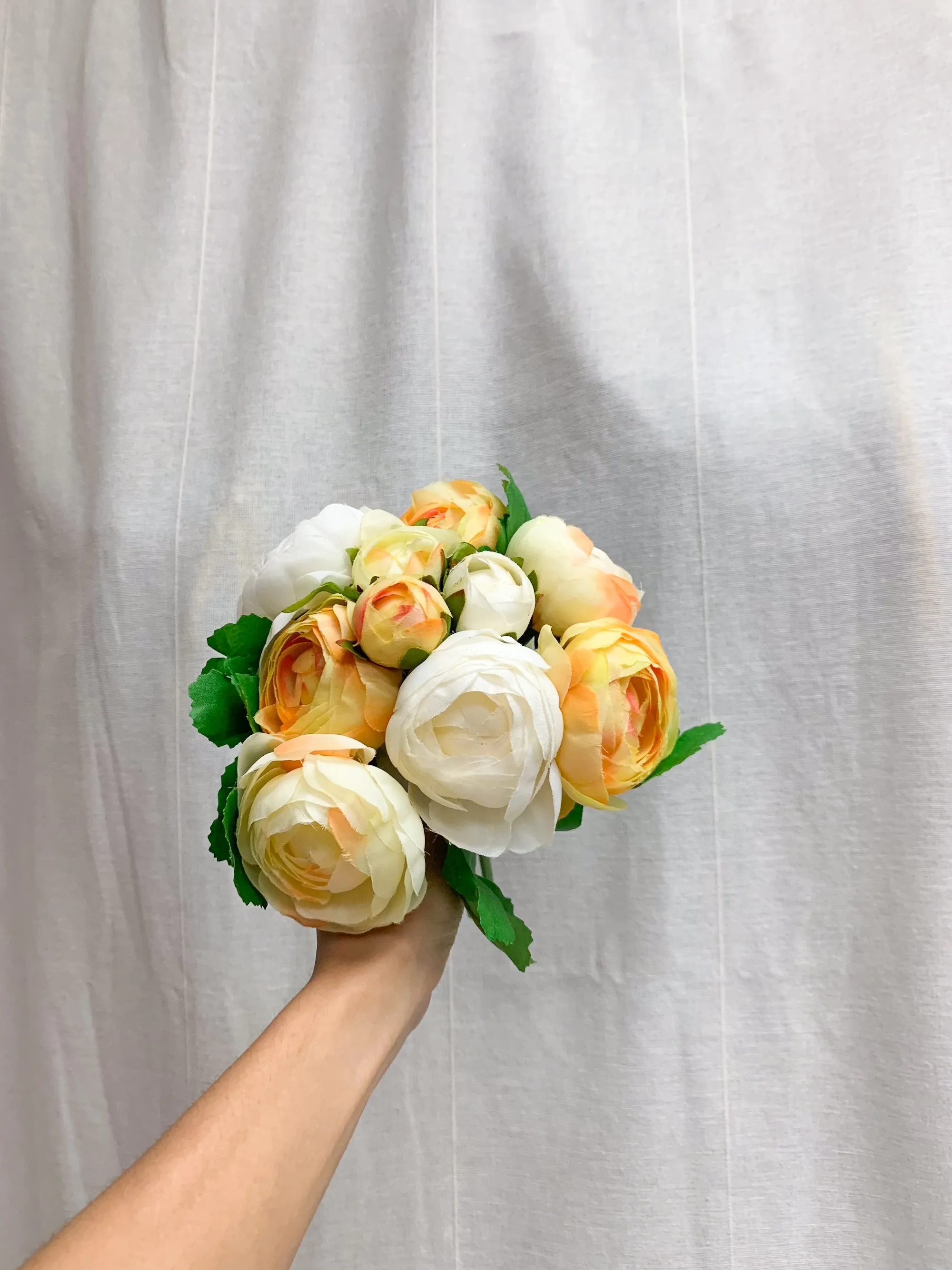 姊妹手捧絲花束 10