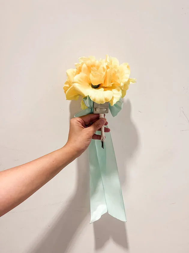 鮮黃玫瑰湖水綠絲帶椅花 (24)