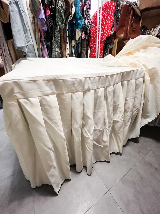 米白色皺摺波浪邊佈置枱布