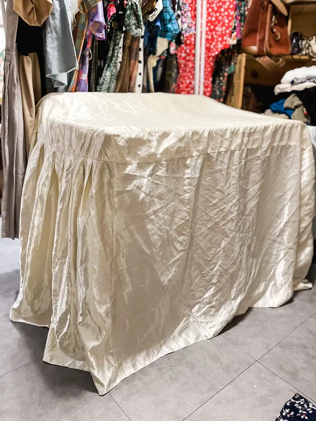 米黃色皺摺佈置檯布