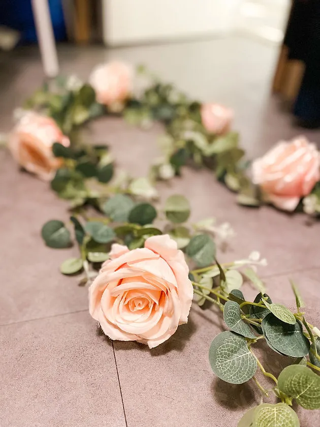 淺粉紅色玫瑰花配尤加利葉串1條