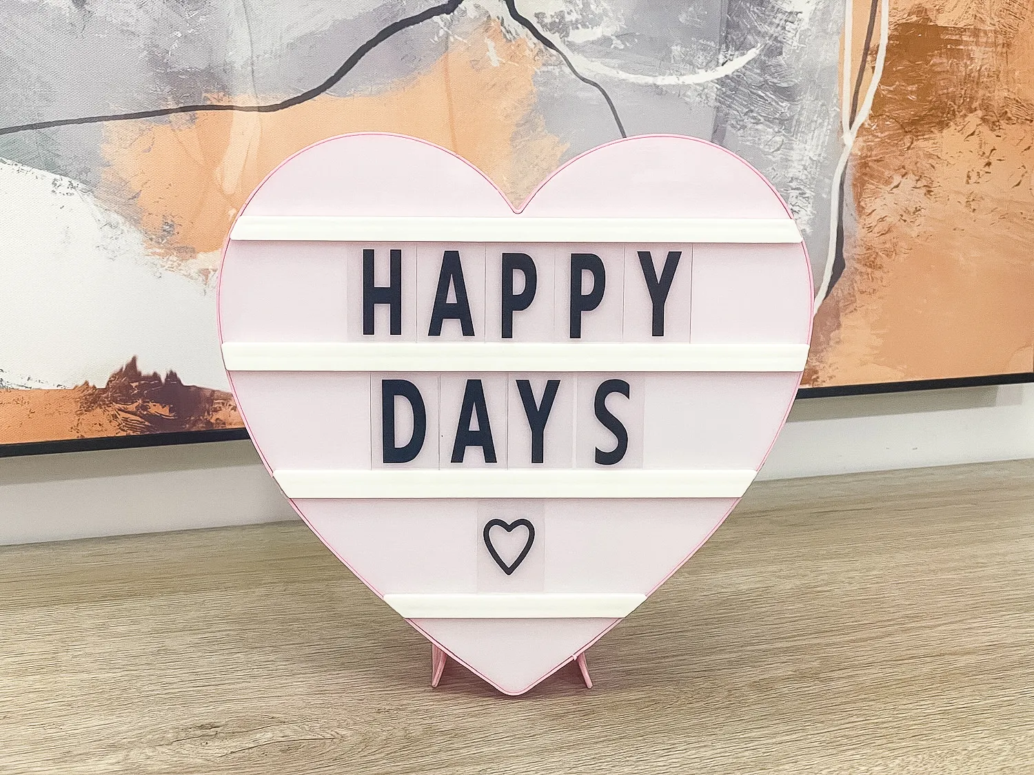 紛紅心形字母燈牌