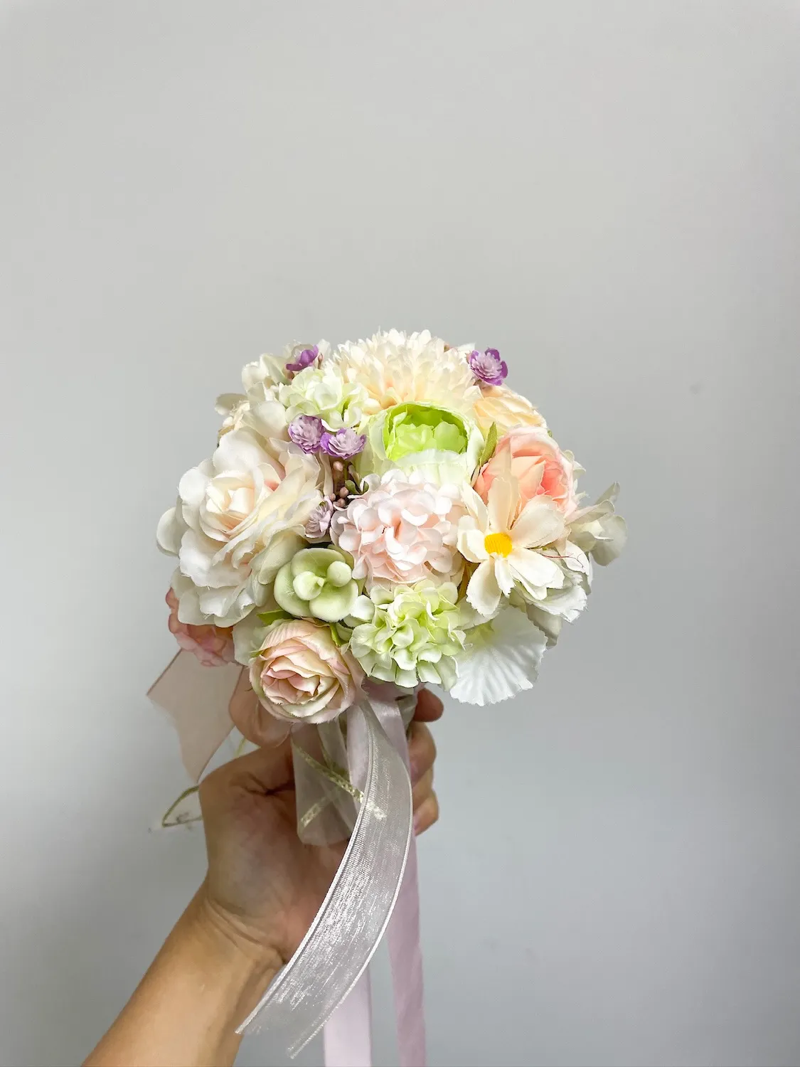 姊妹手捧絲花束 11