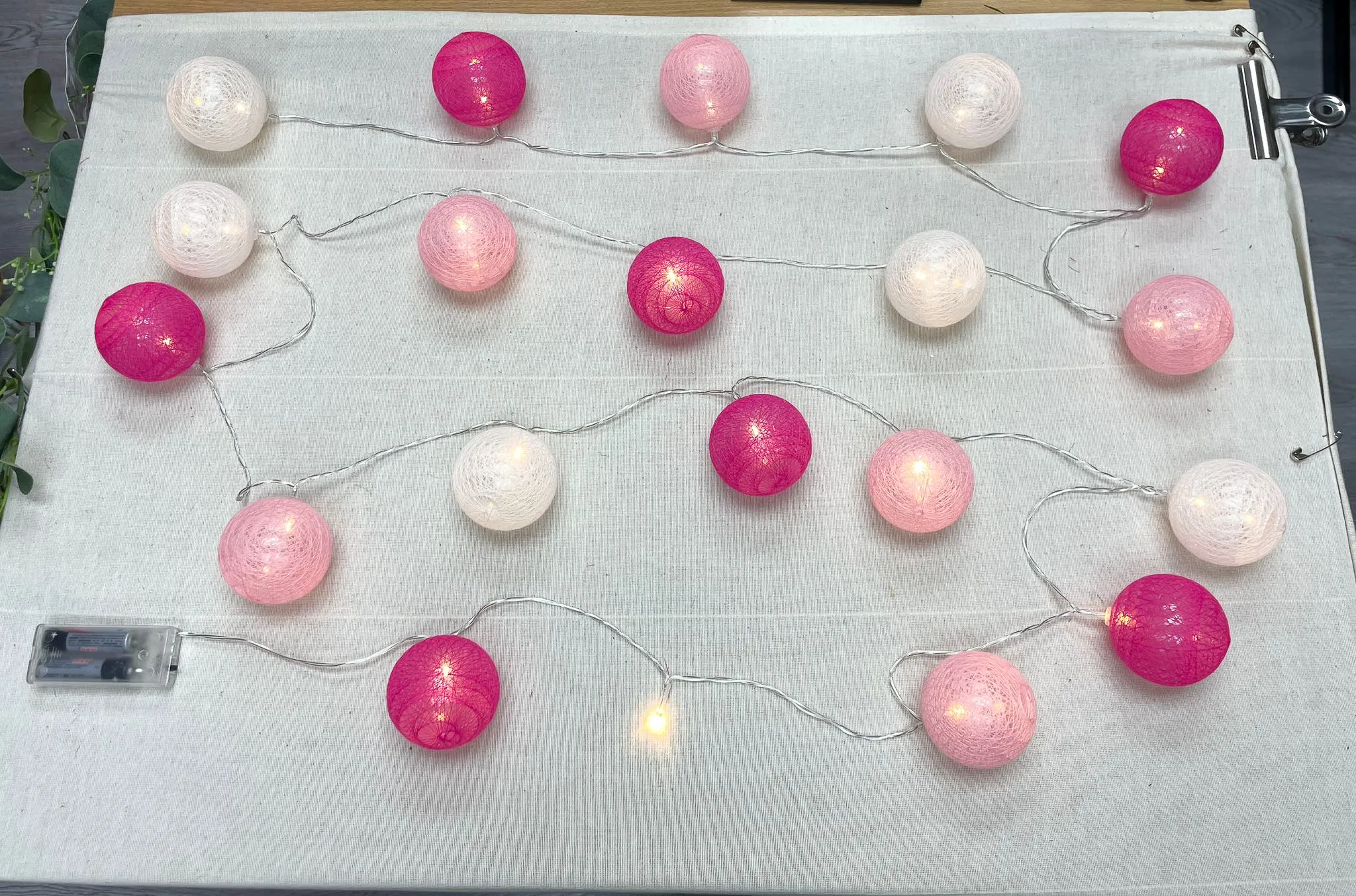 粉紅毛球燈串