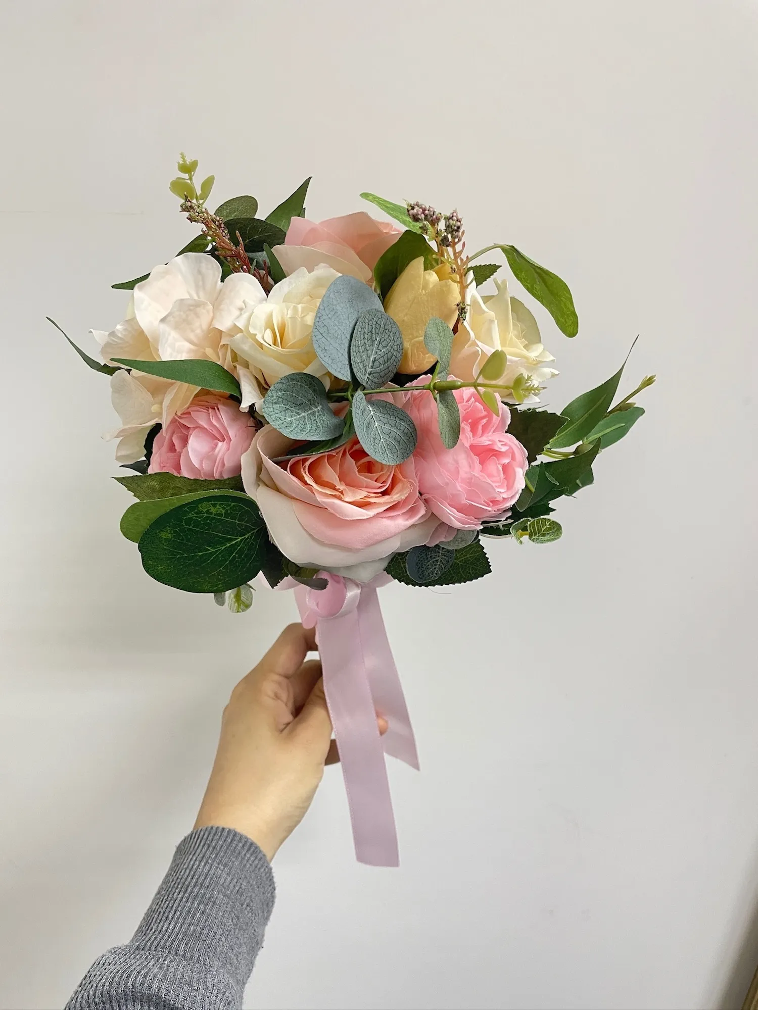 姊妹手捧絲花束 13