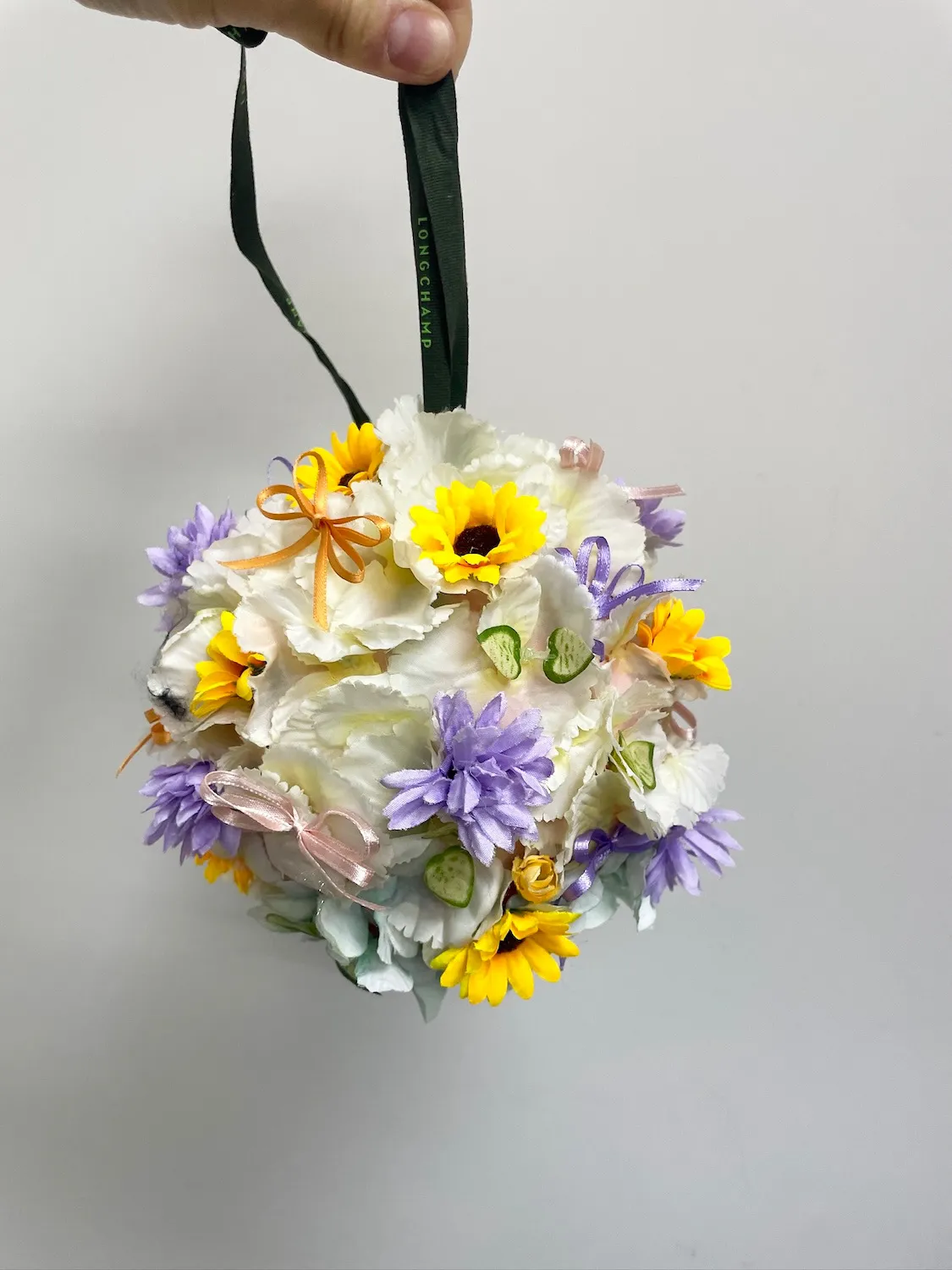 姊妹手捧絲花束 12