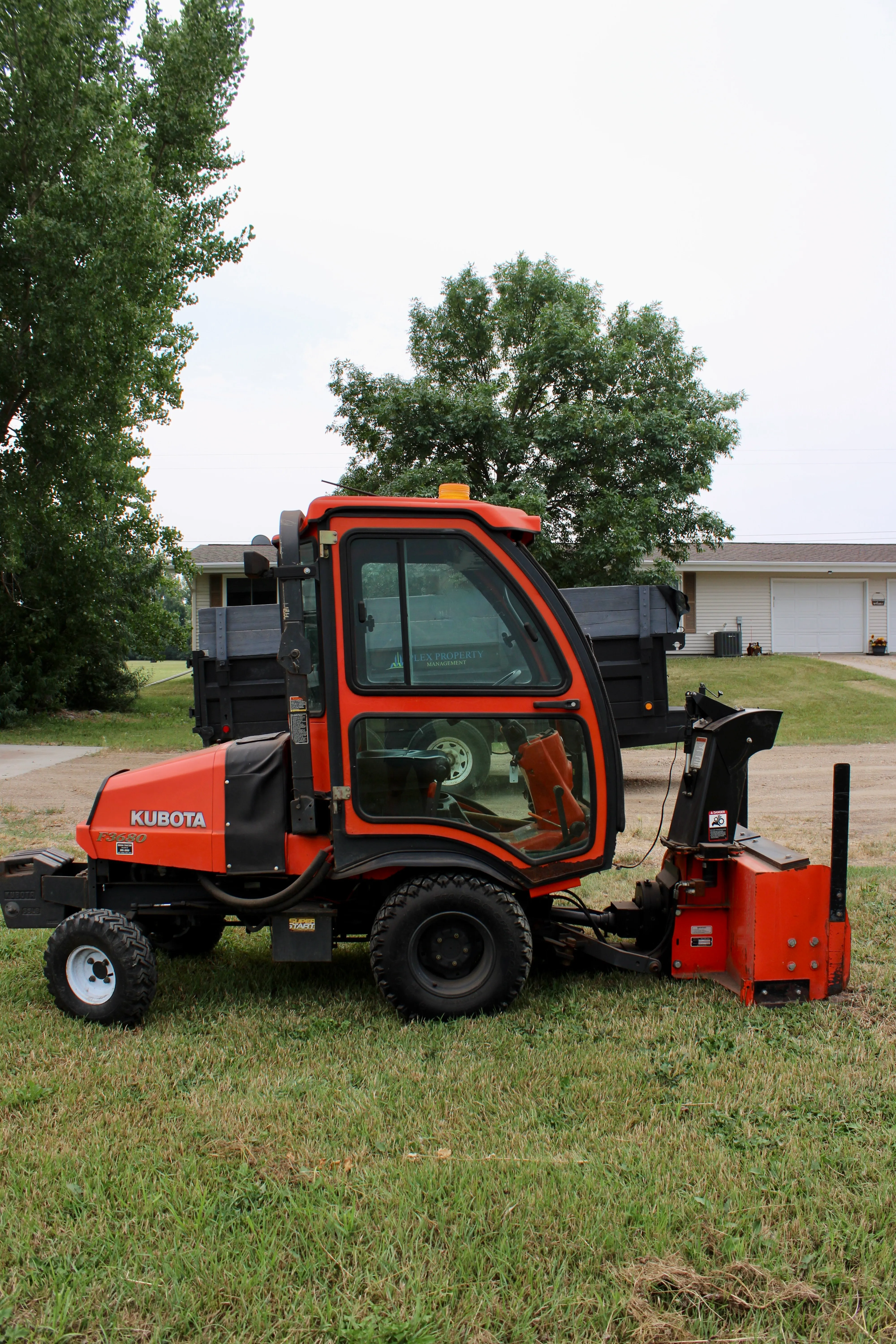 KUBOTA F3680 Snowblower - Heated Cab