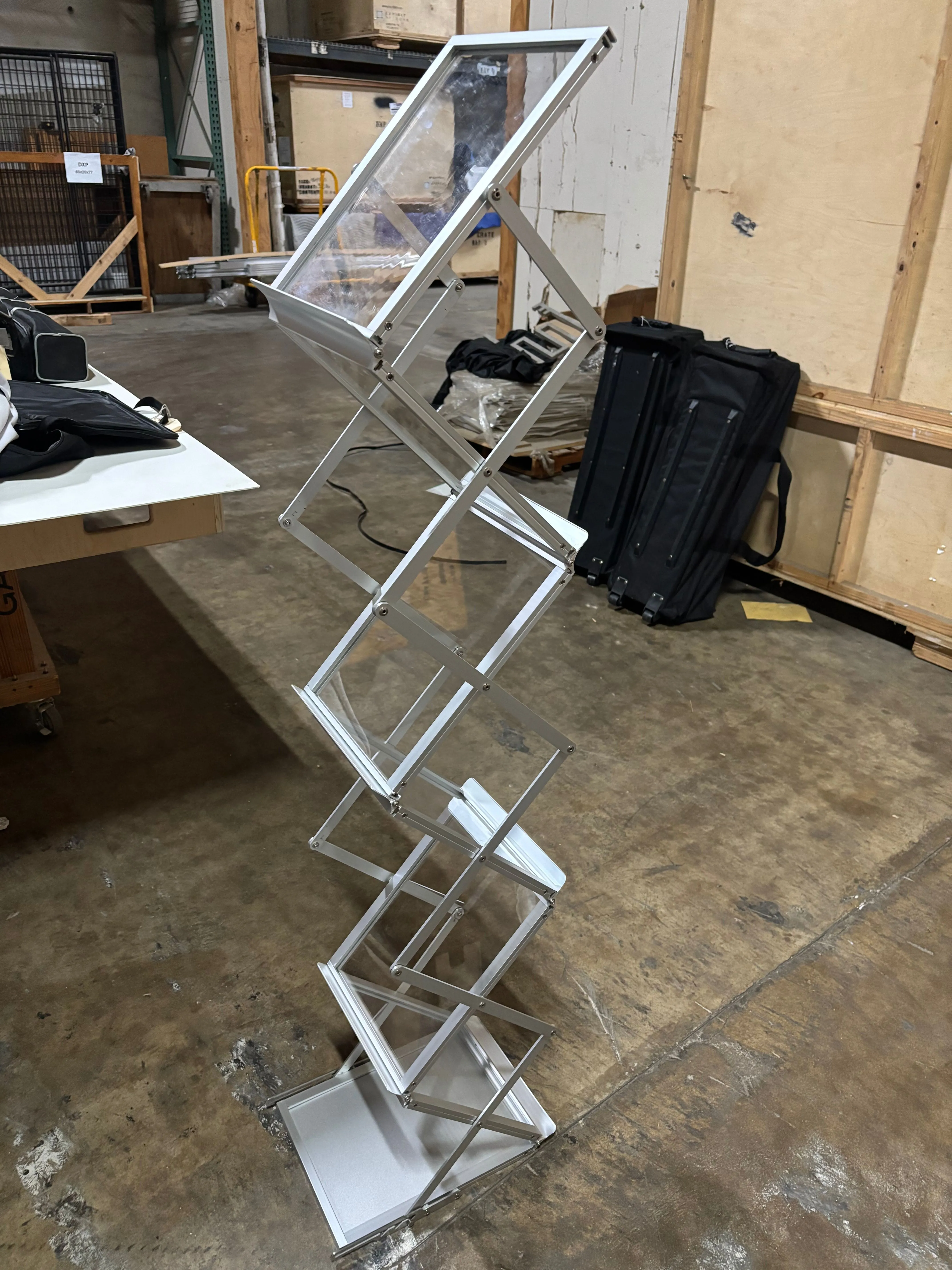 Scissor-lift brochure stand
