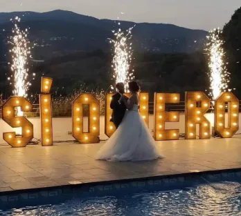 Letras de madera con luces