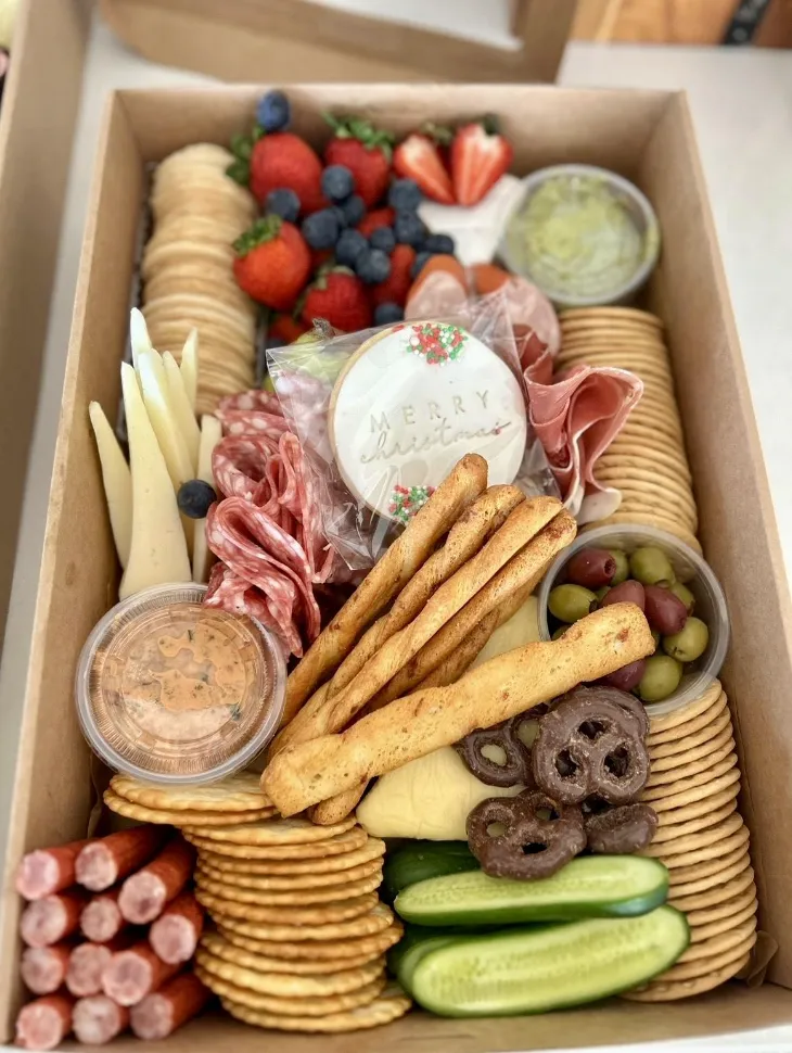 Catering -  Medium Grazing Box (6 to 8 people)