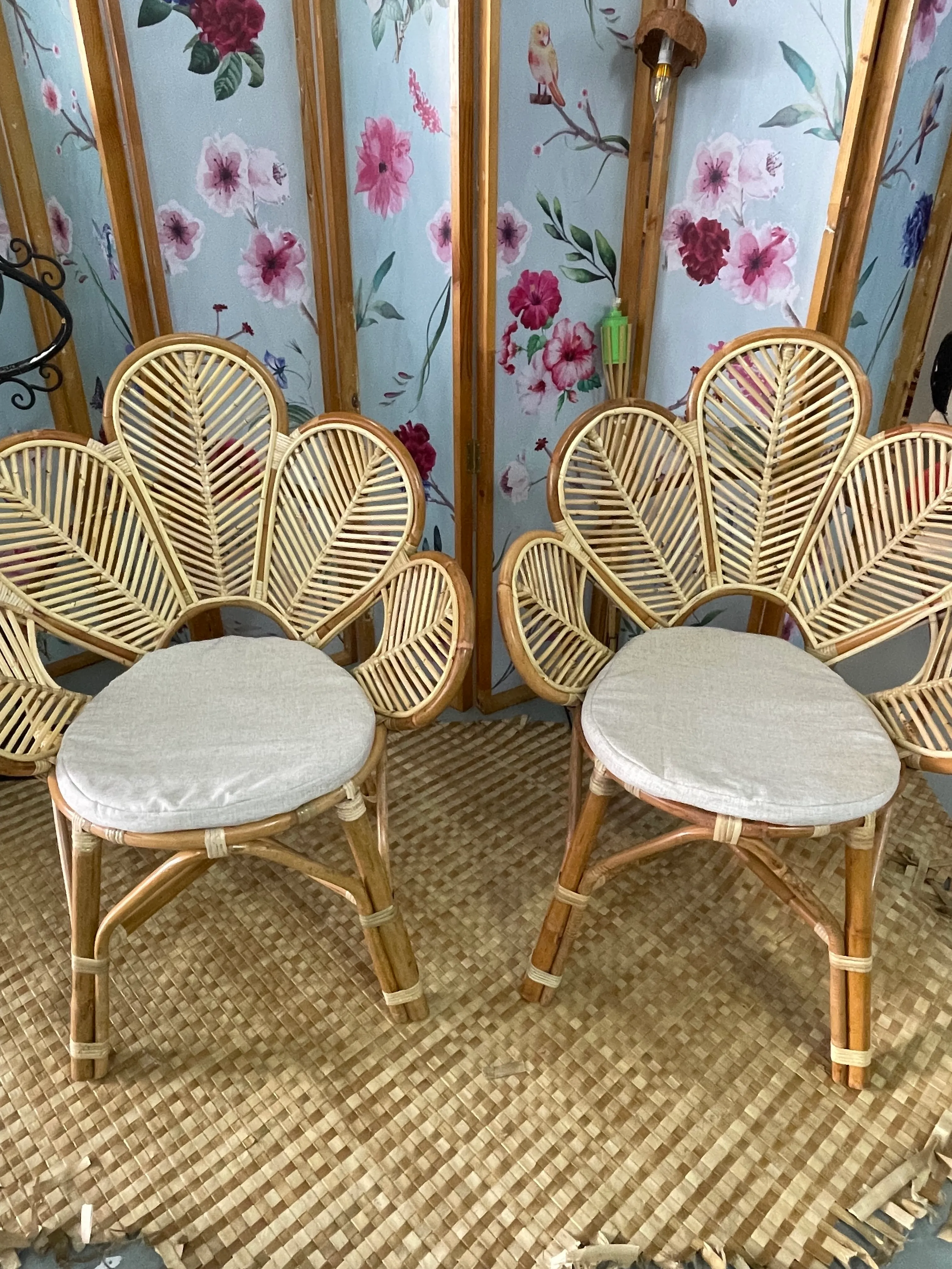 Petals chair Set of 2 (white cushion)