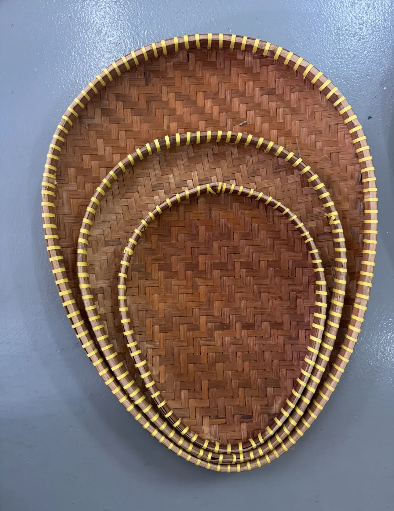 Nyiru tampi segitiga kuning L 50cm