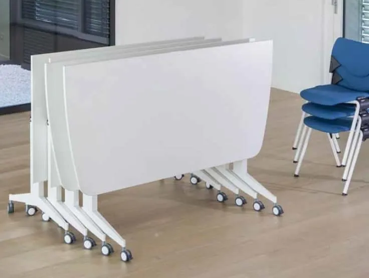 Foldable table with wheel