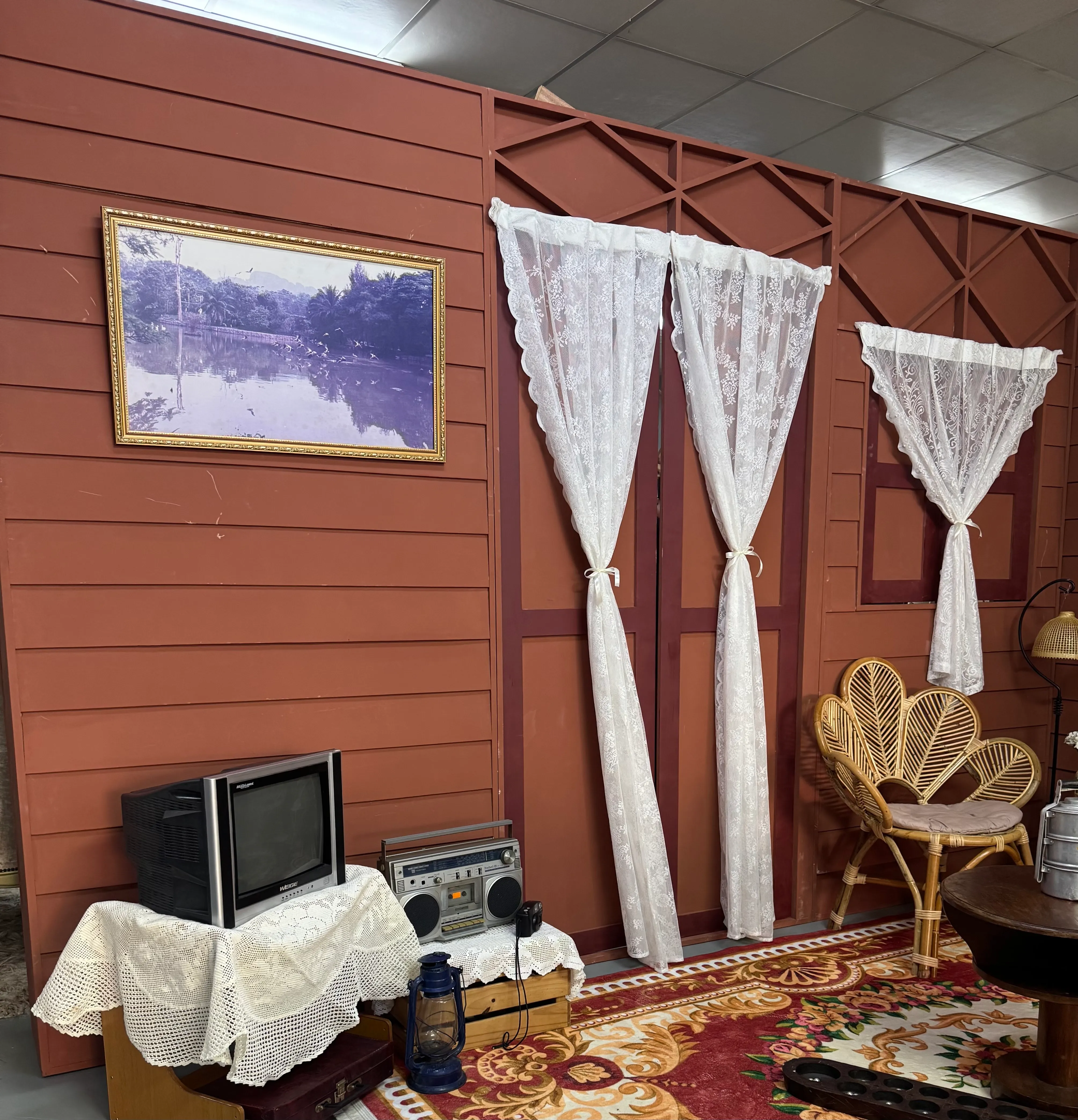 Backdrop Rumah Kayu Pintu & Tingkap