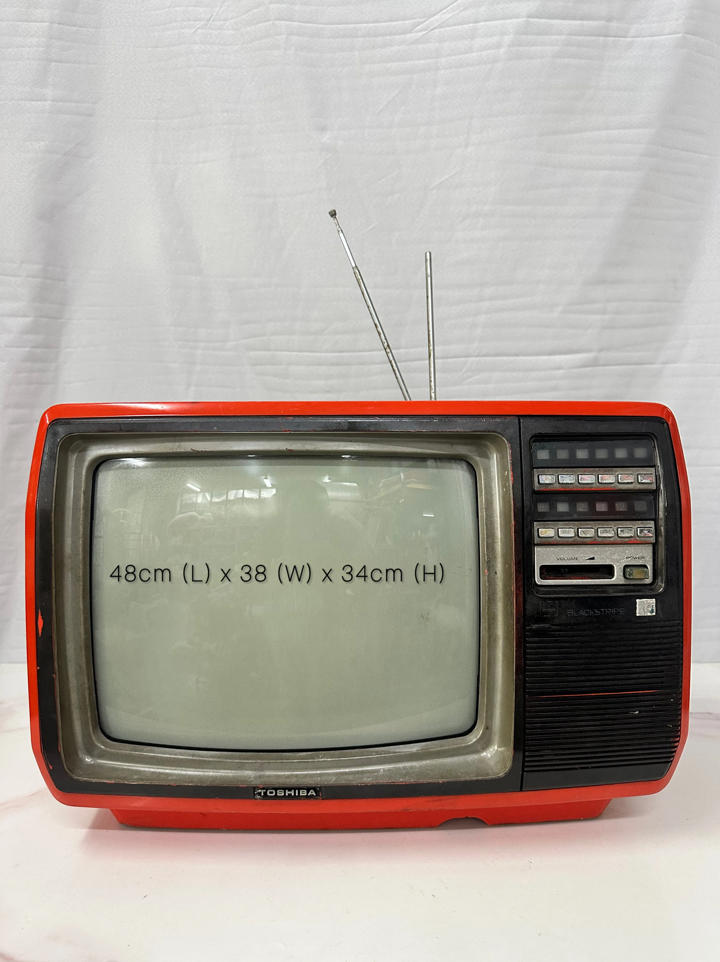 TV LAMA - Vintage Red CRT TV