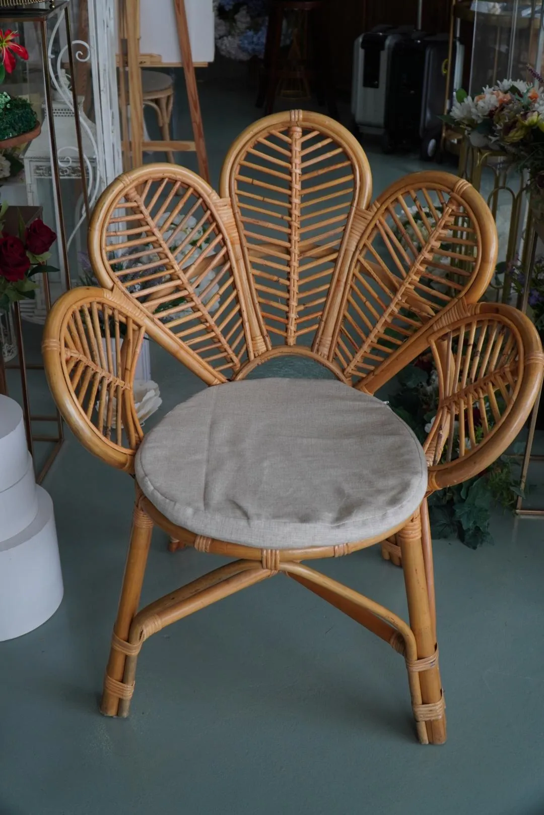 Petals chair (white cushion)
