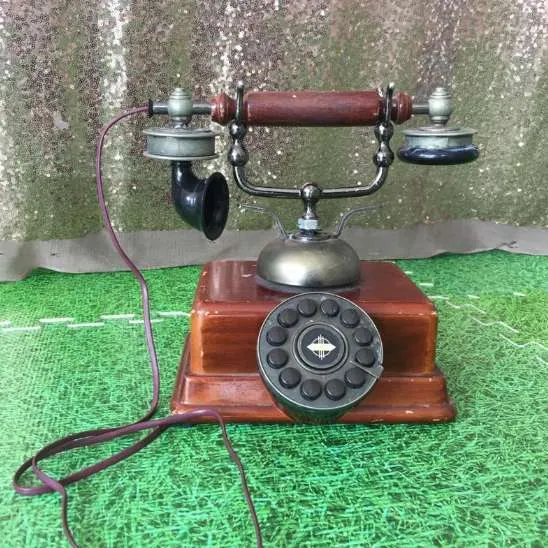 (CYB) Telephone