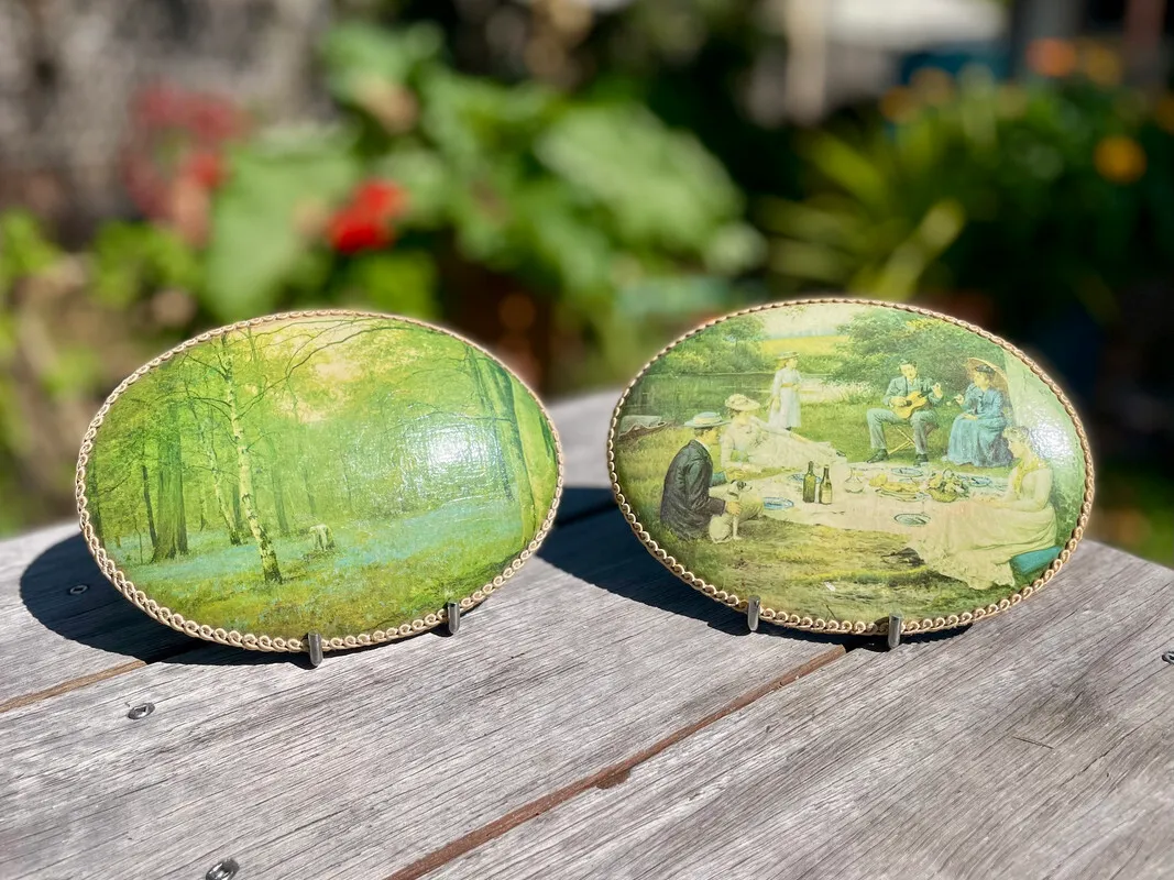 Small Oval Framed Outdoor Scenery Pictures