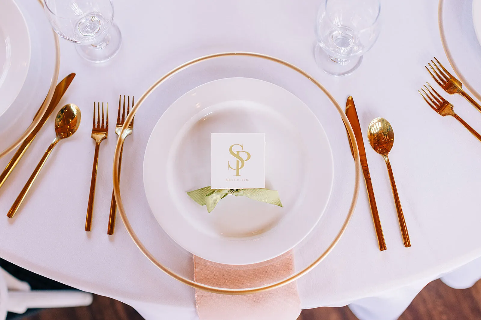 Acrylic Charger with Smooth Rim Detail