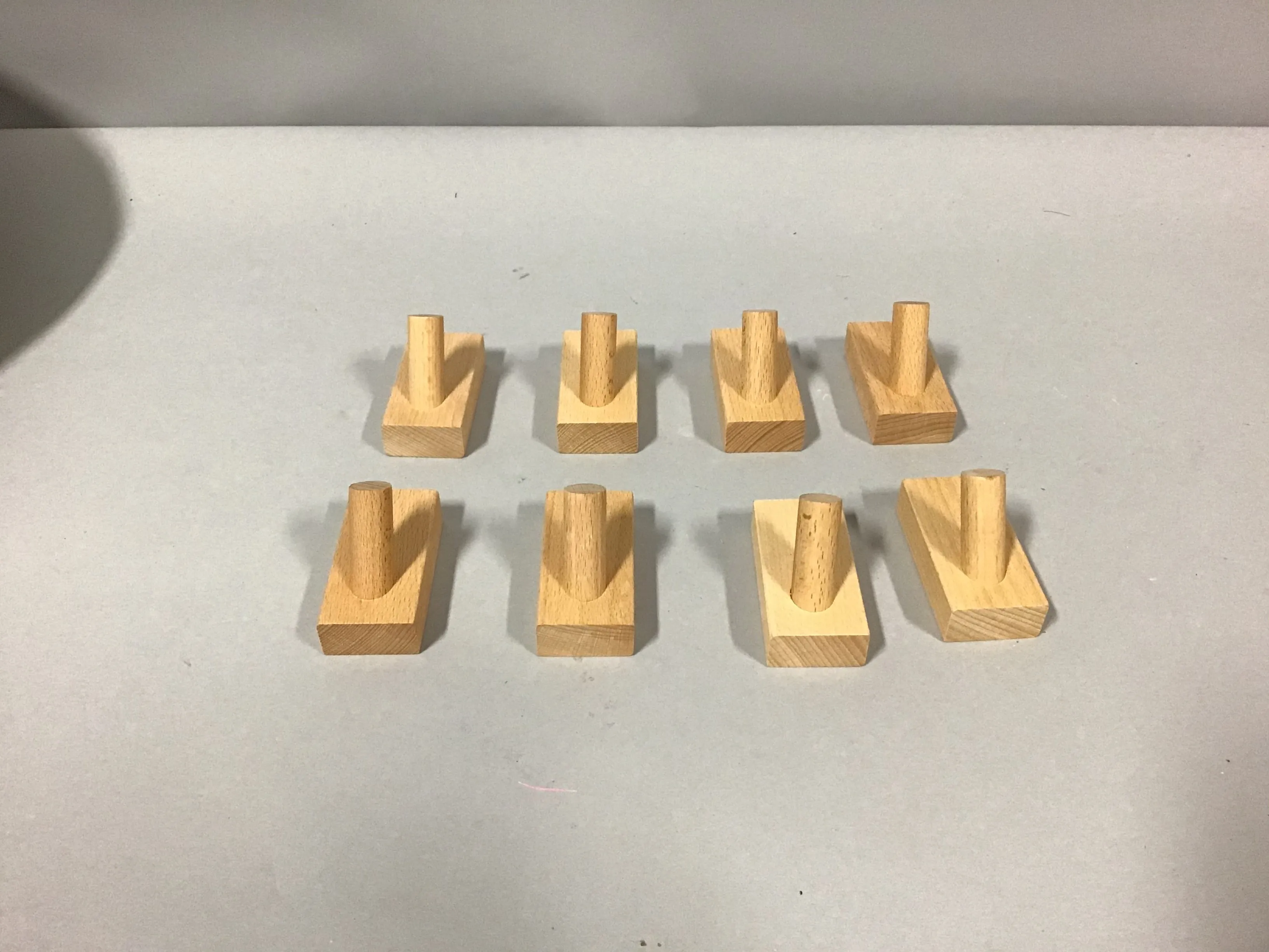 8 wooden pegs for clothing 
