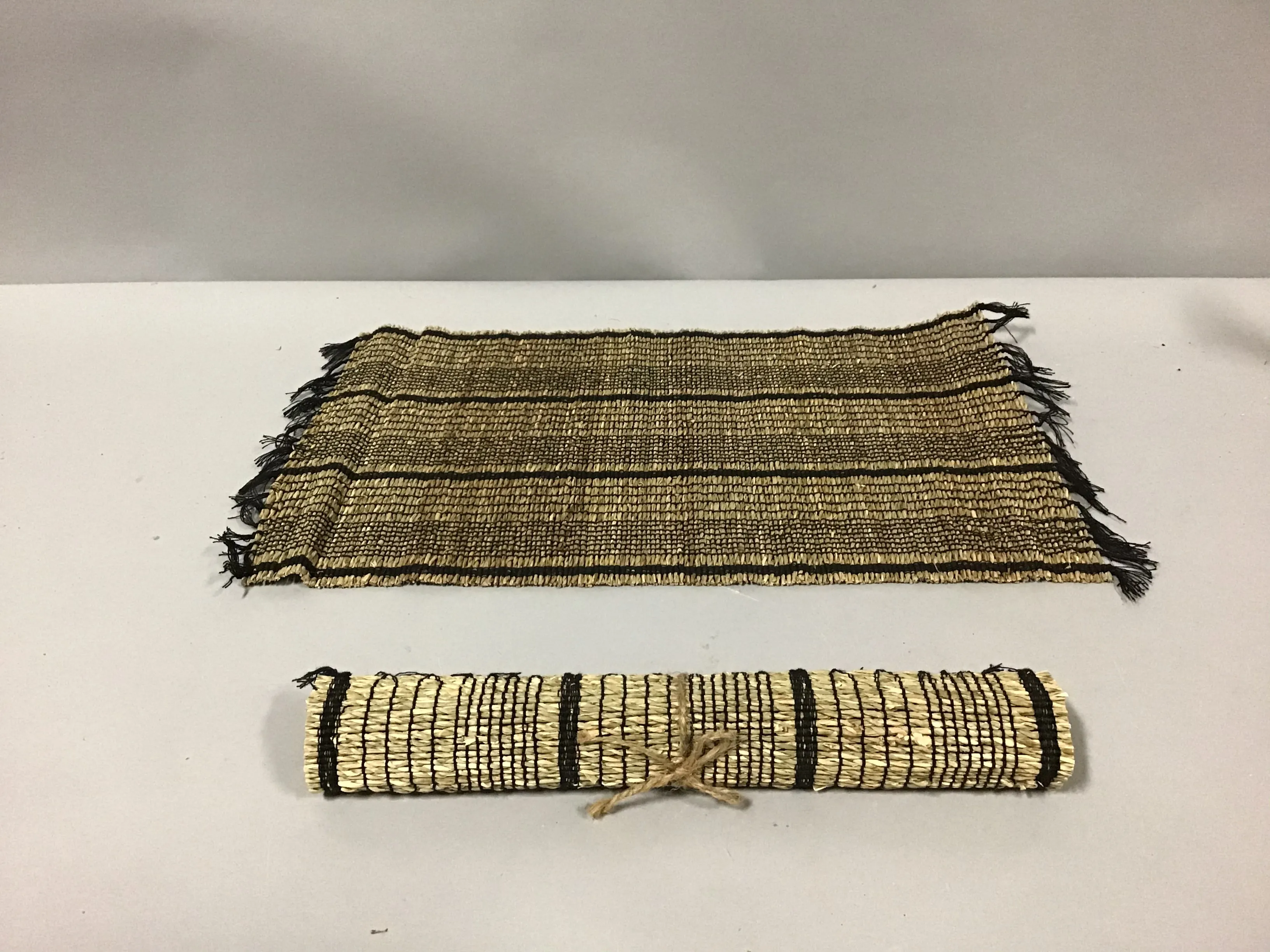 placemat woven  20x13"