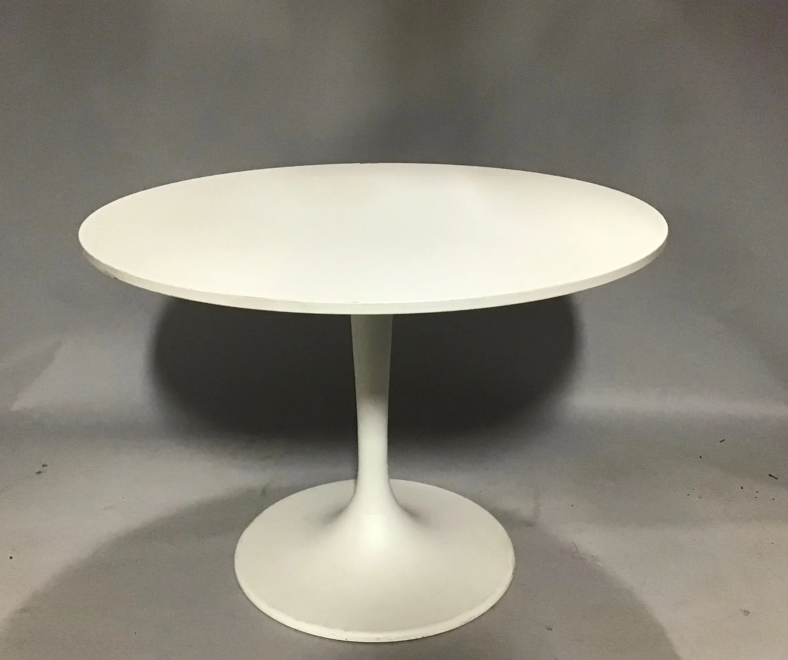 white round laminate table with tulip base 41 x29.5h