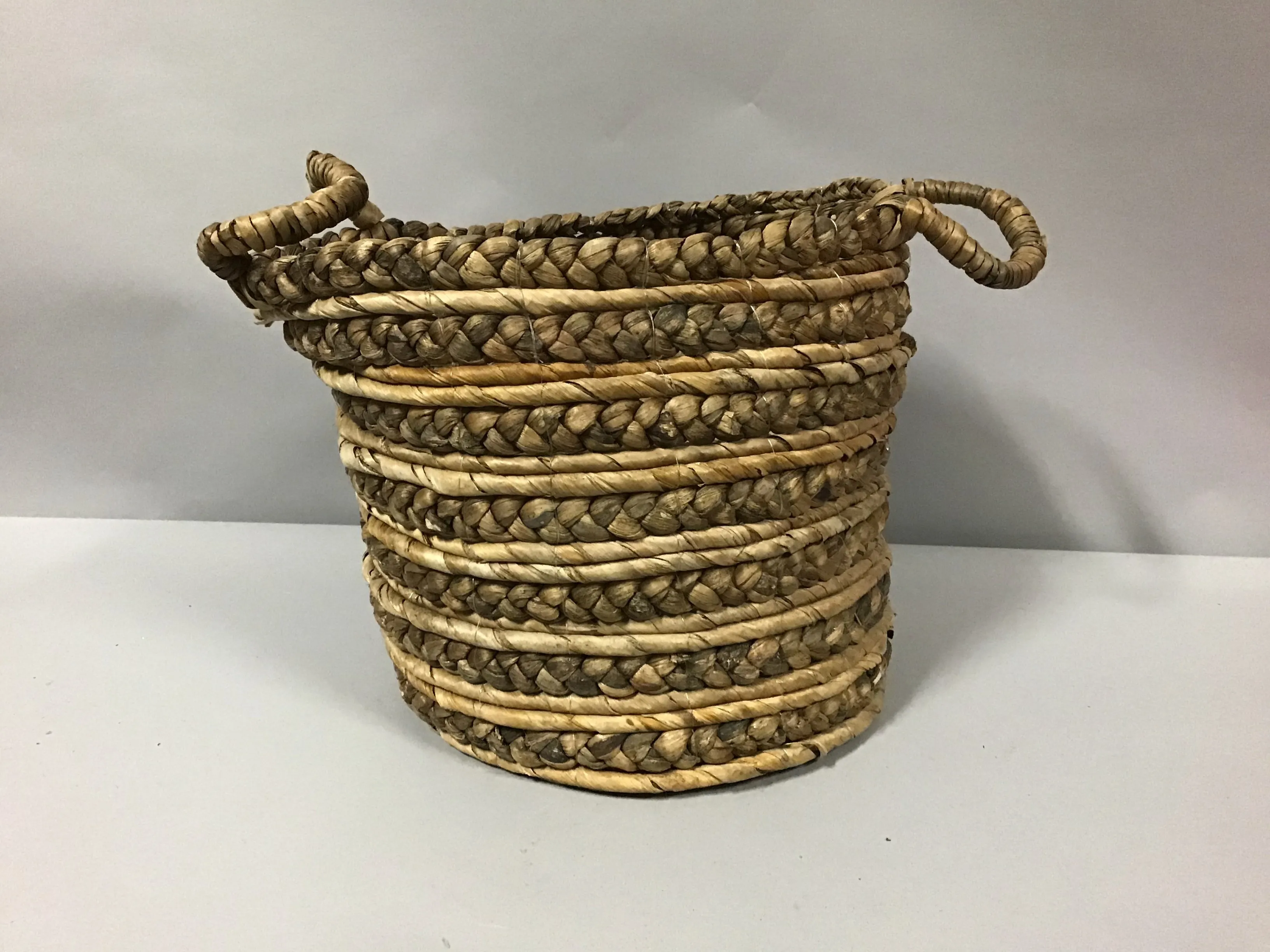 seagrass basket with handles 