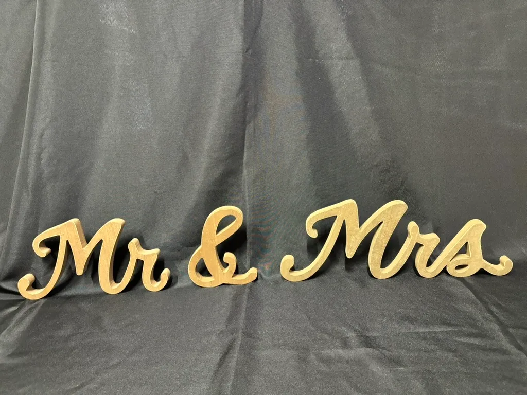 Wood Mr and Mrs Sign 2