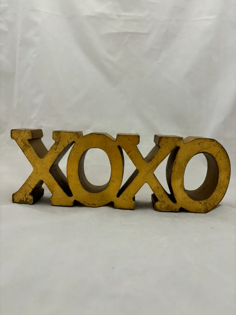 Gold XOXO Sign 2