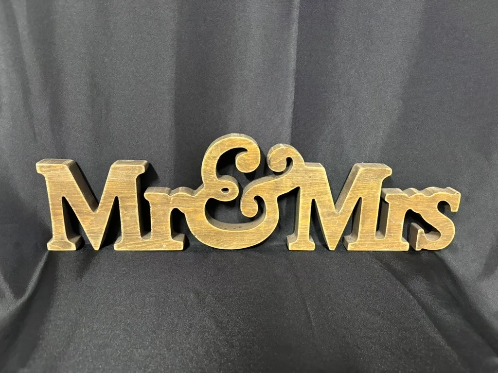 Wood Mr and Mrs Sign 1