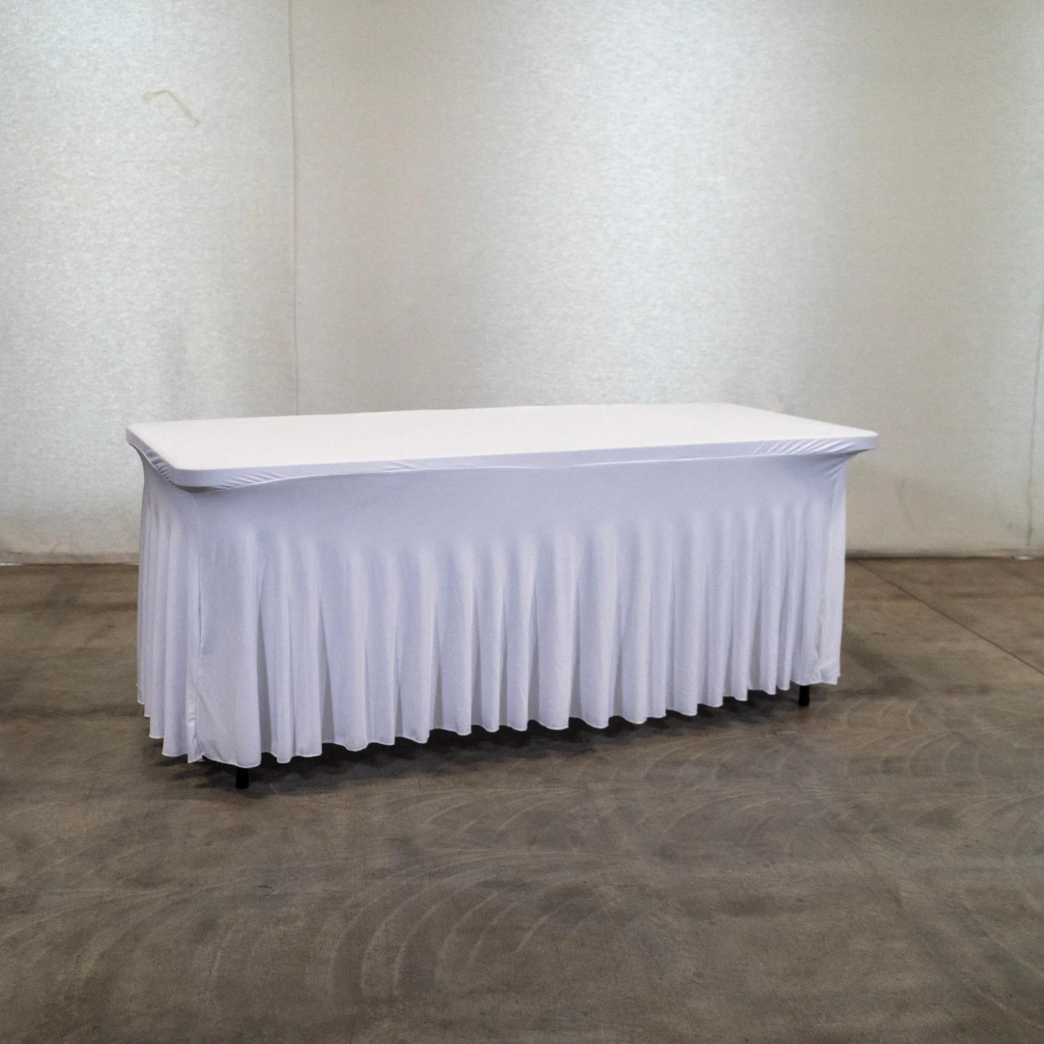 Kunststofftisch inkl. Tischdecke