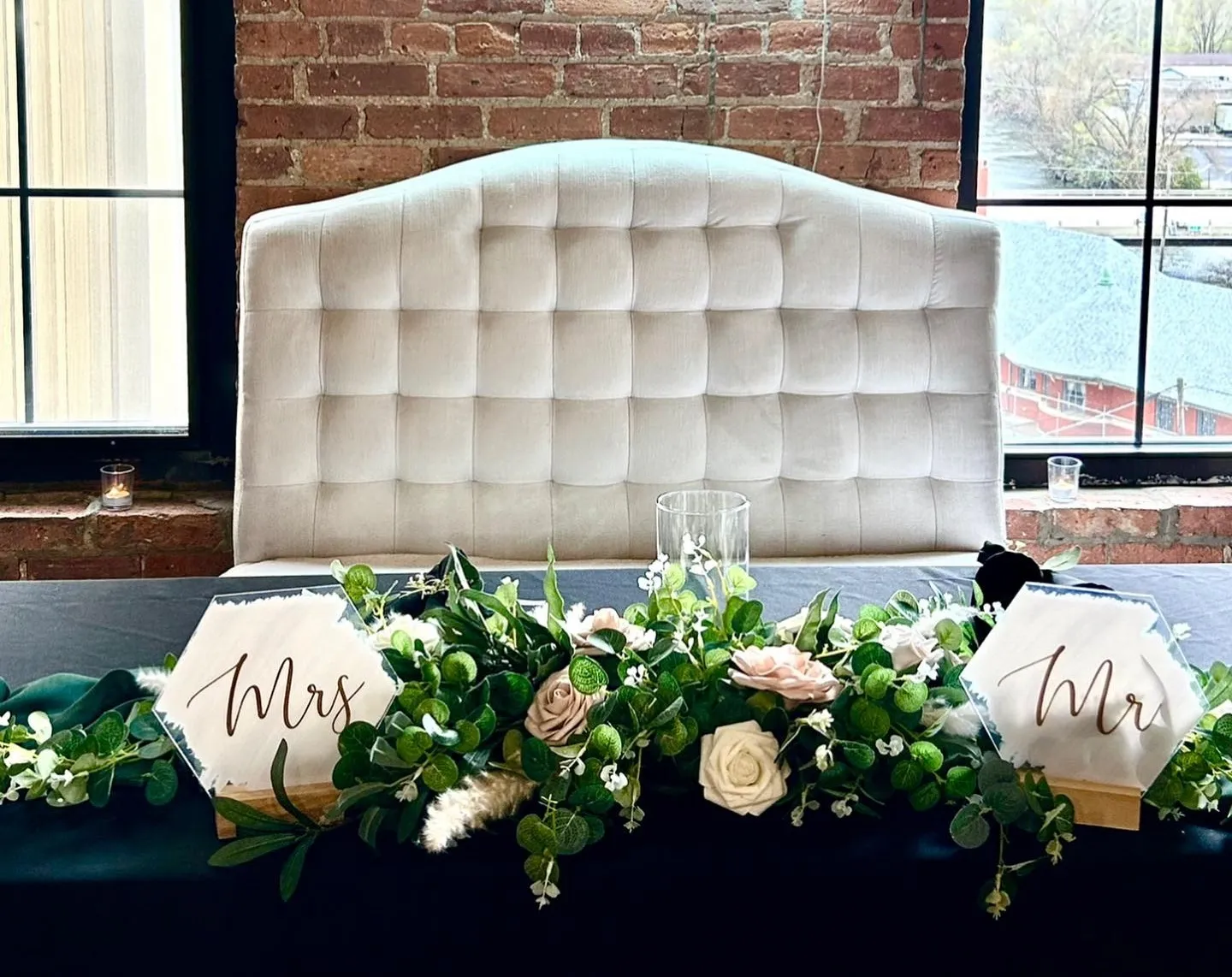 Ivory Tuffed Loveseat