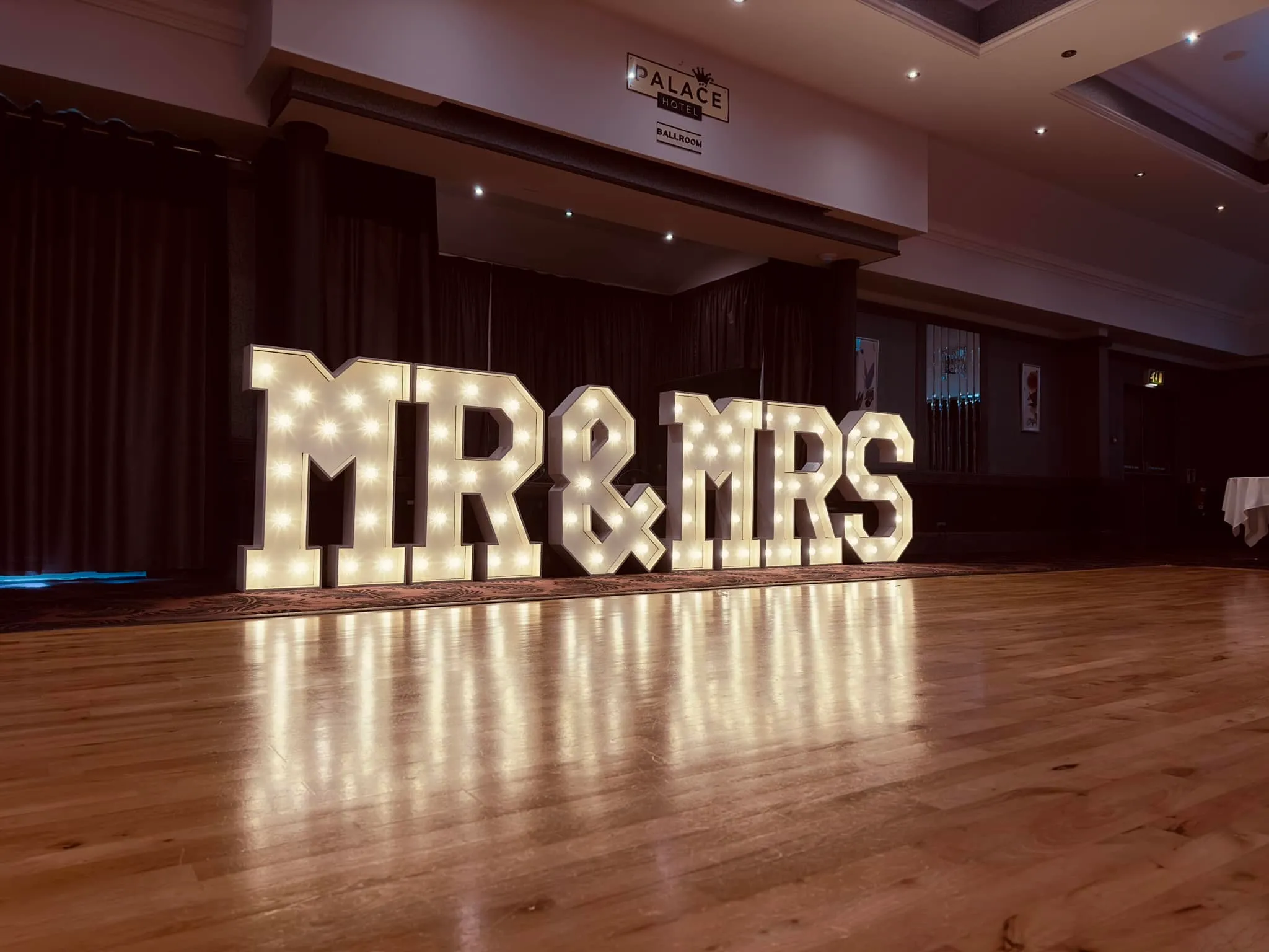 4ft LED MR & MRS (White)