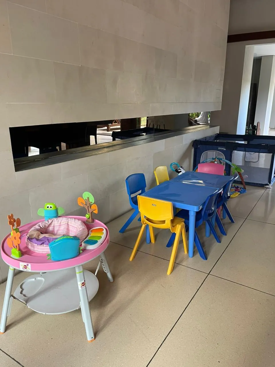 Kids Table and 6 Chairs